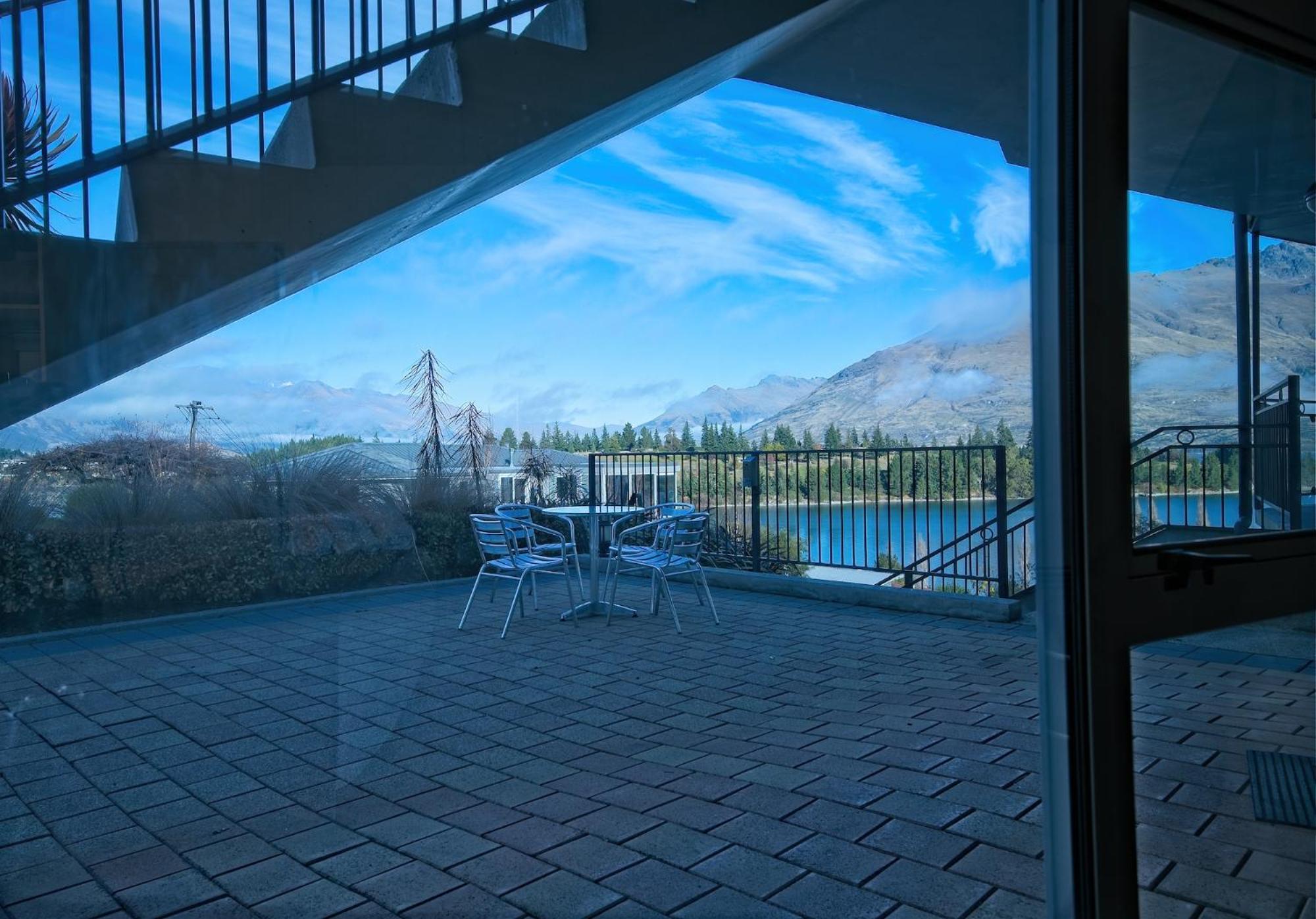 Small Studio with Lake View - Photo 8