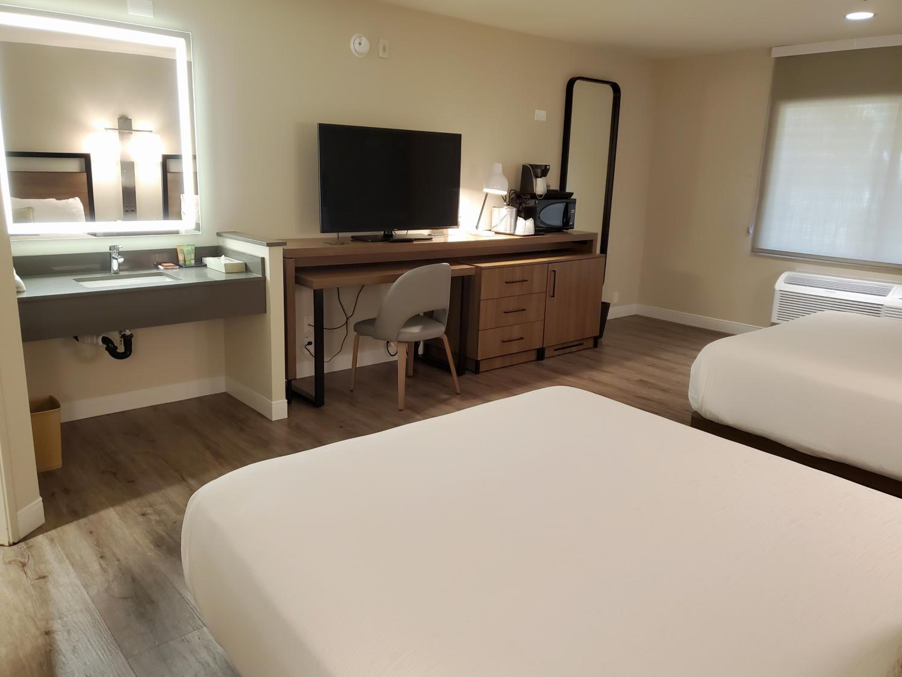 Queen Room with Two Queen Beds - Non-Smoking photo 3