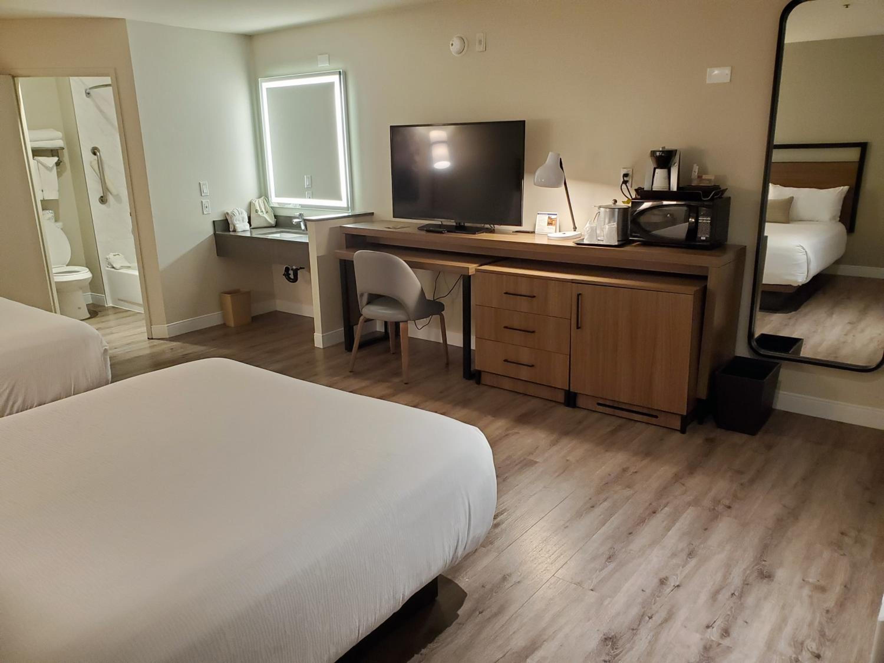 Queen Room with Two Queen Beds - Non-Smoking photo 2