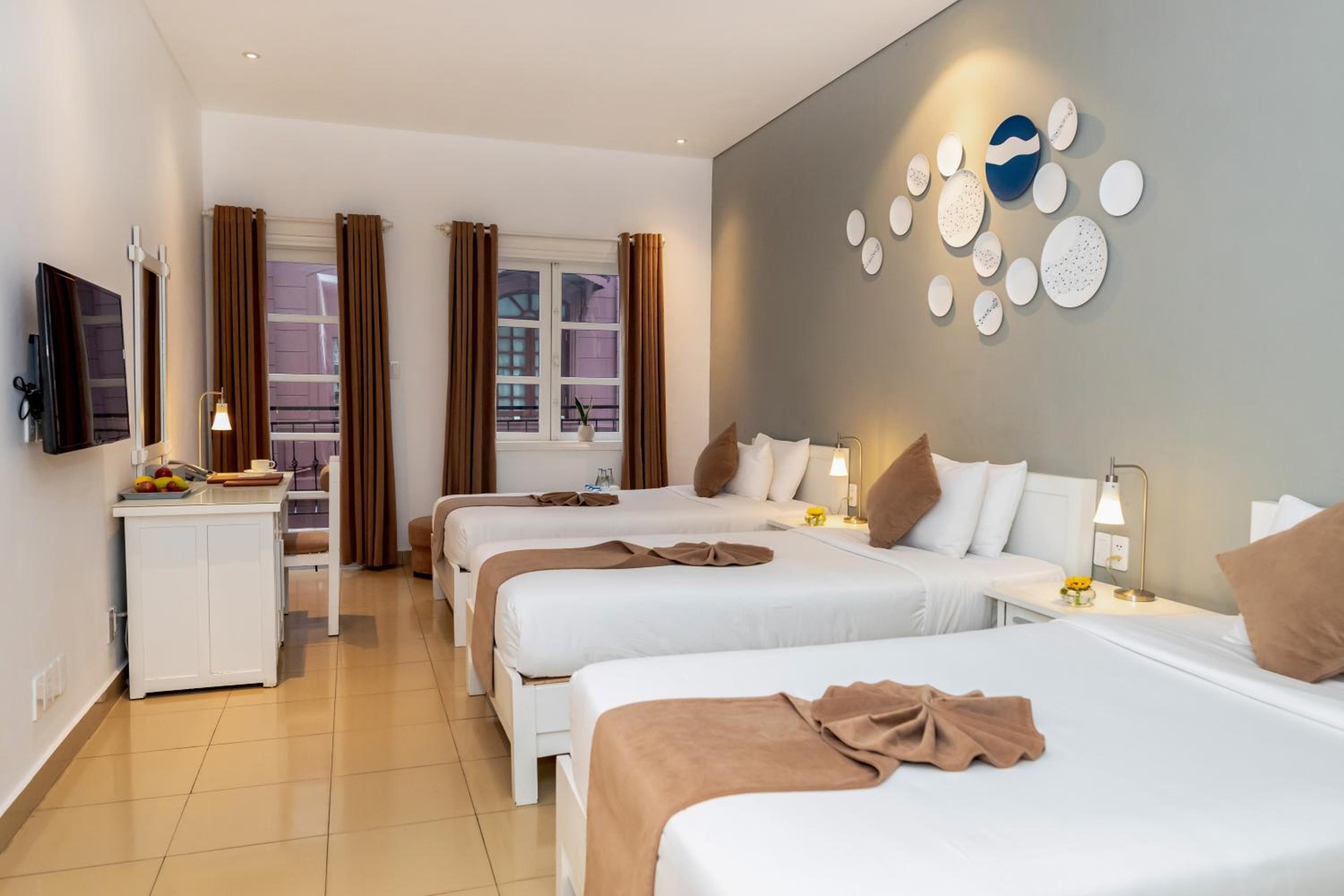 Deluxe Family Room with City View photo 3
