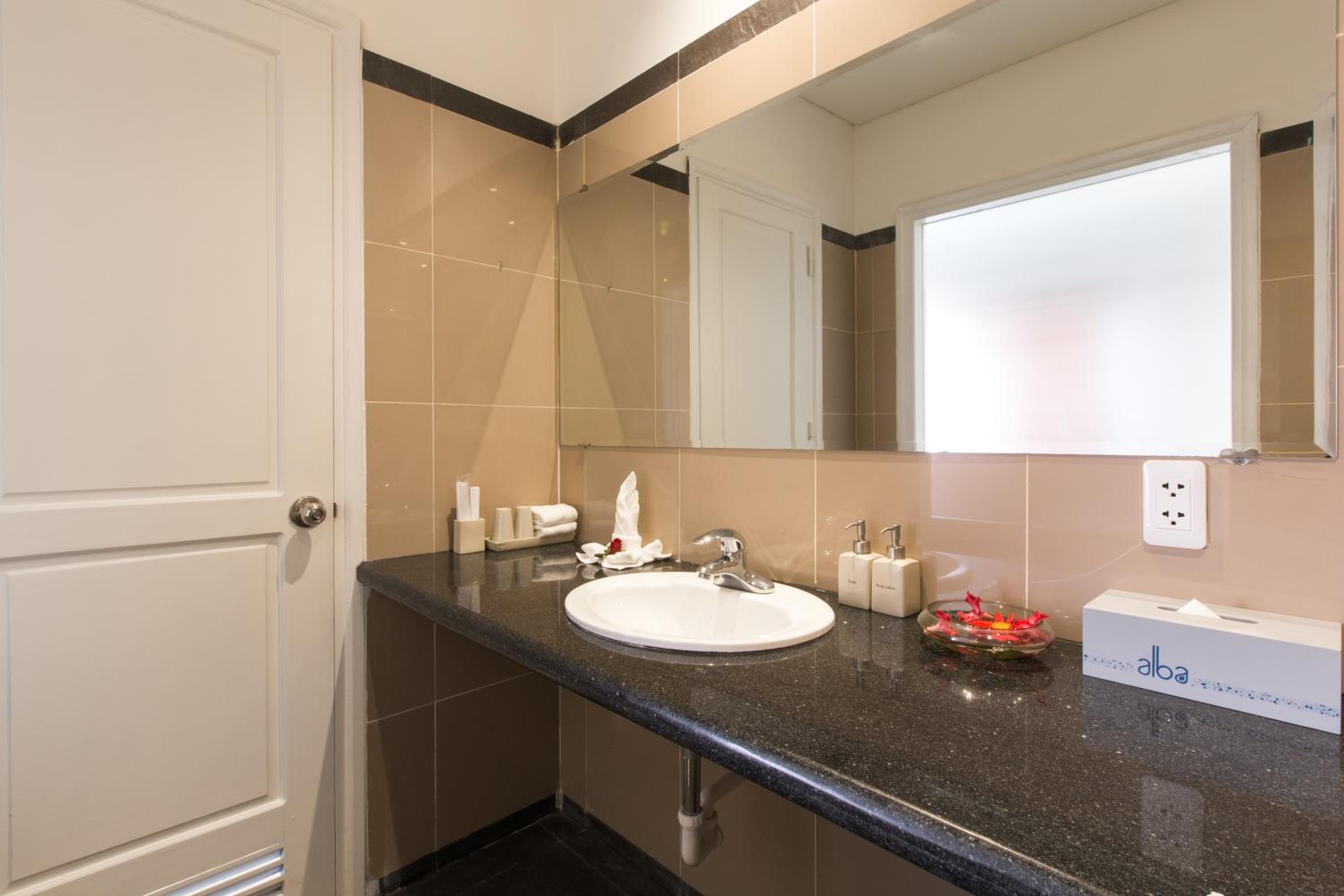 Deluxe Double or Twin Room with City View - Photo 9
