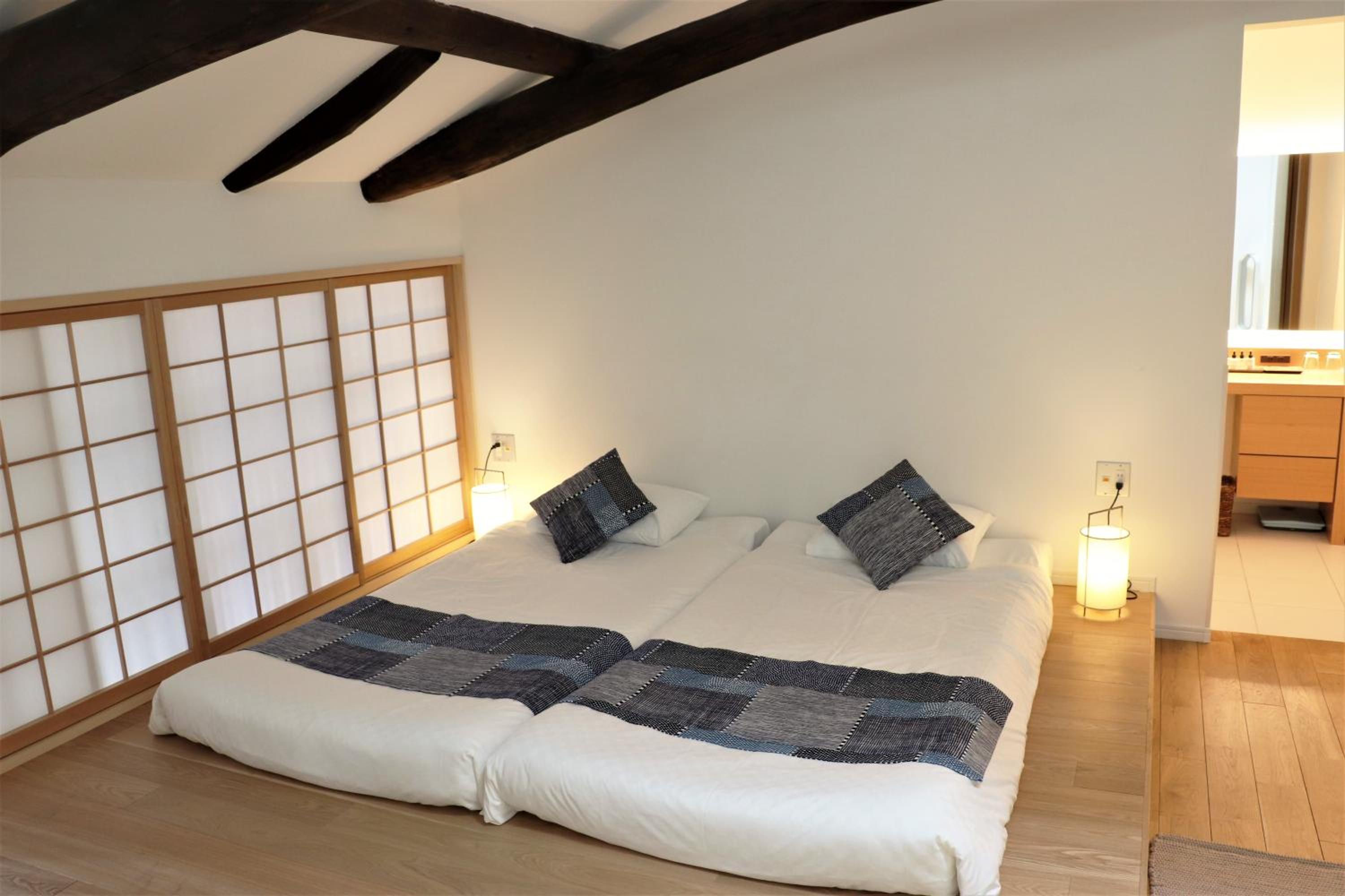 Large Twin Room - Photo 7