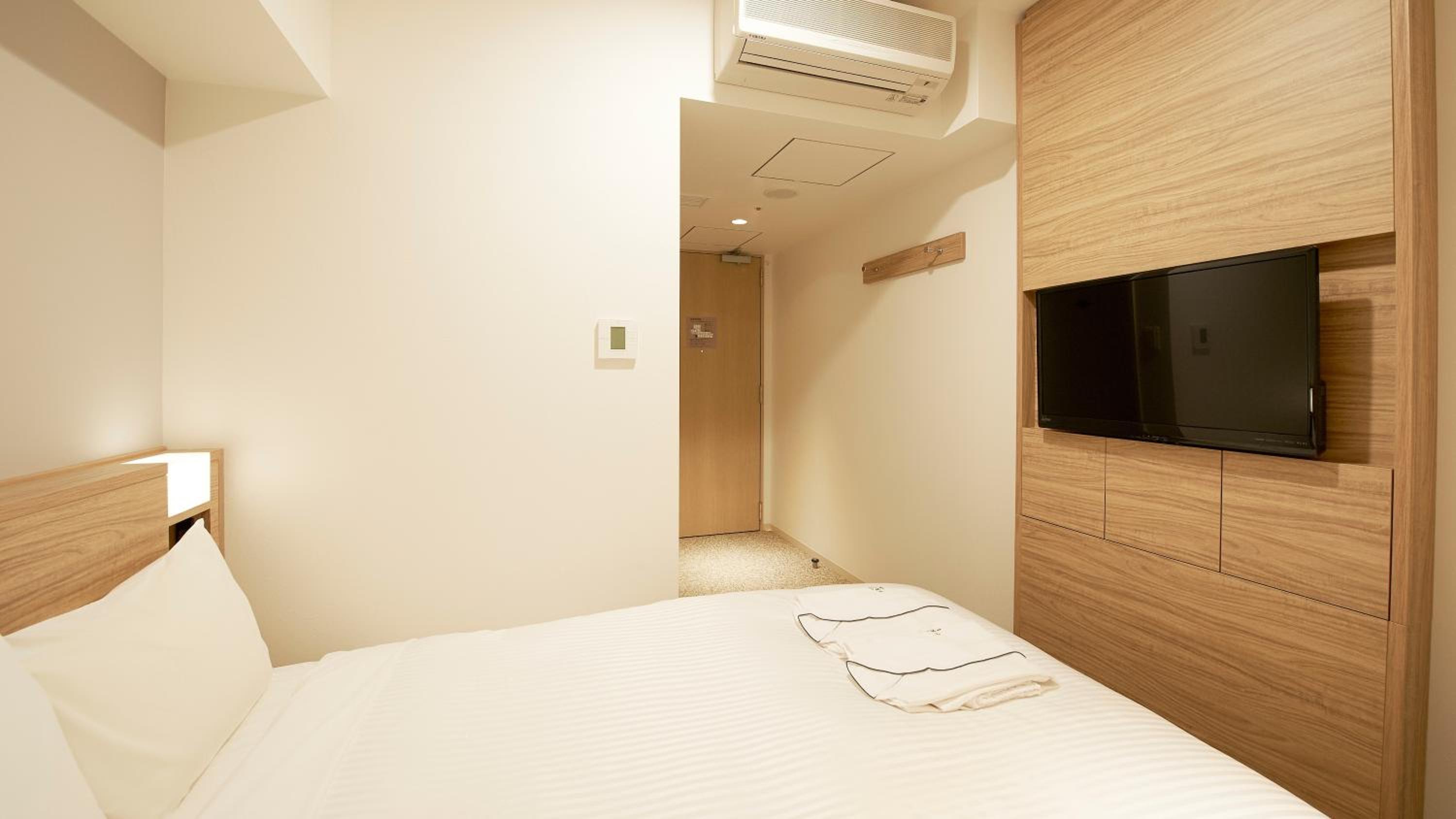 Double Room with Small Double Bed - Smoking photo 2