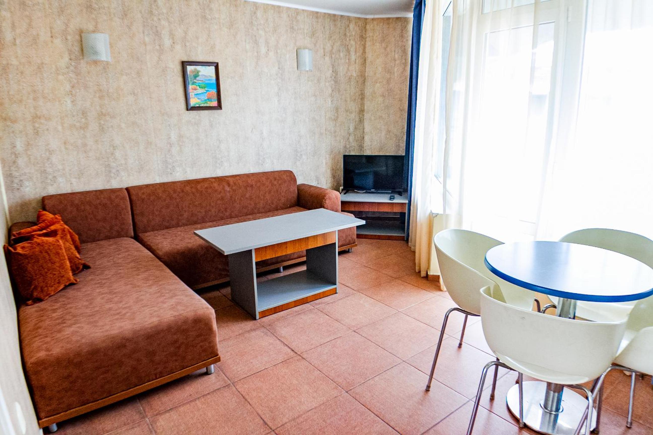 One-Bedroom Apartment - Photo 2
