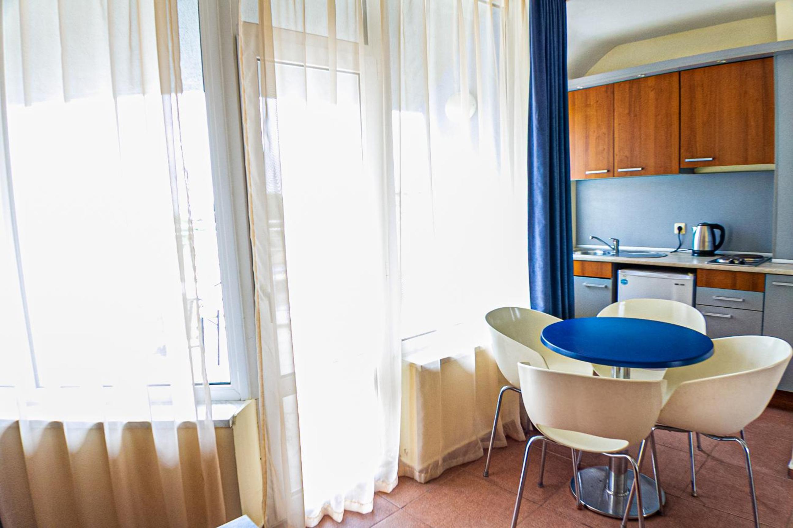 One-Bedroom Apartment - Photo 3