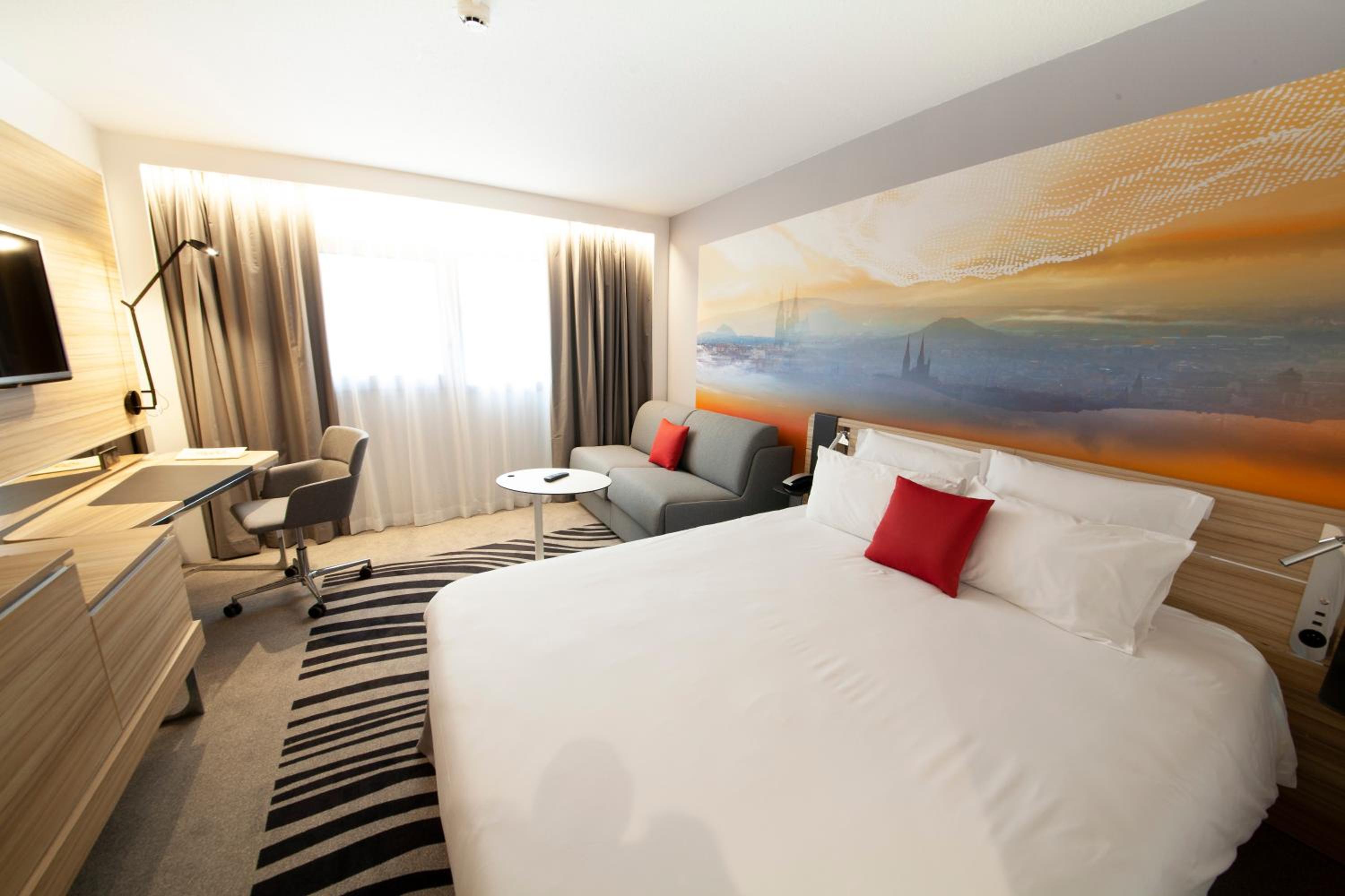 Superior Queen Room with Sofa Bed - Photo 25