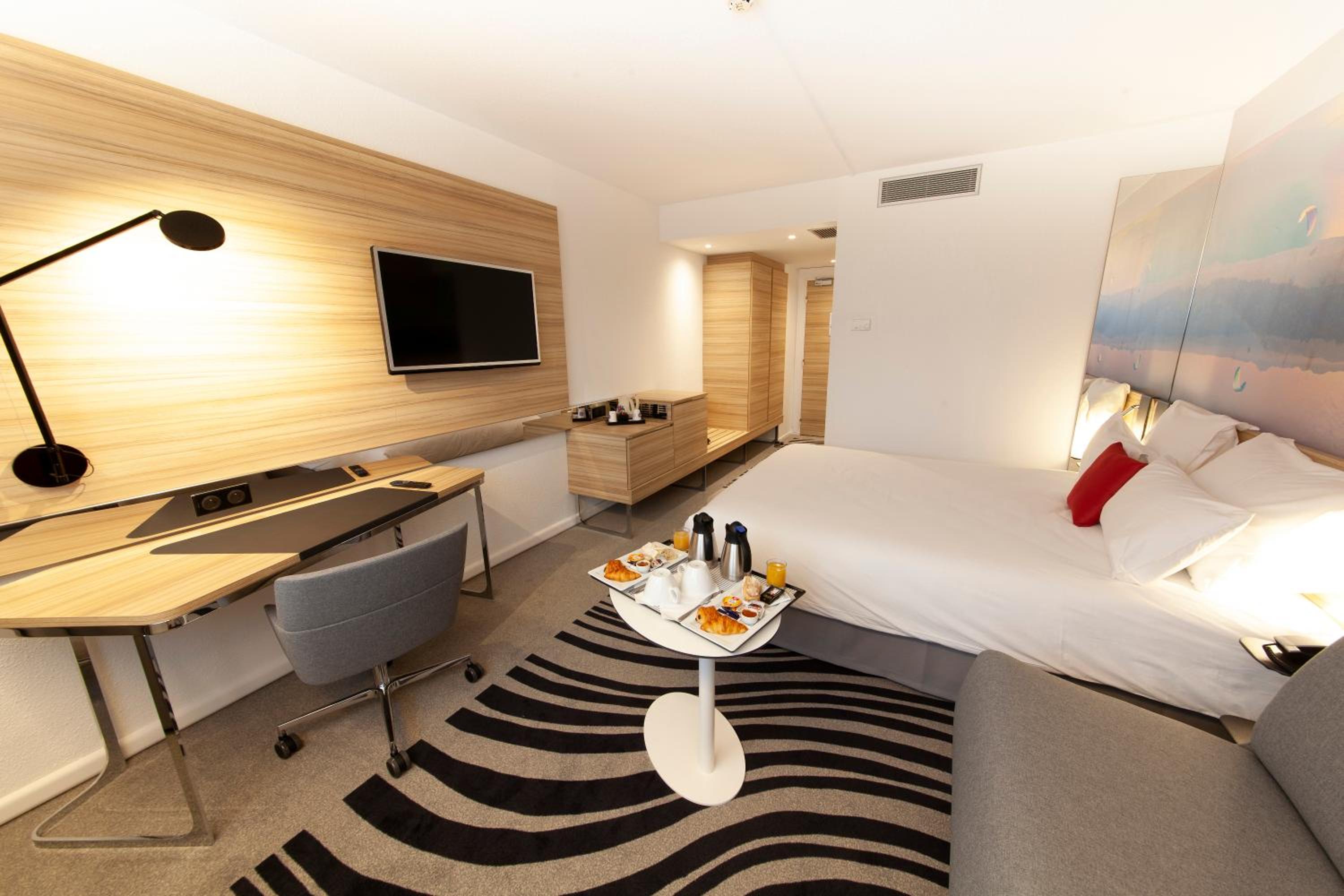 Superior Queen Room with Sofa Bed - Photo 18