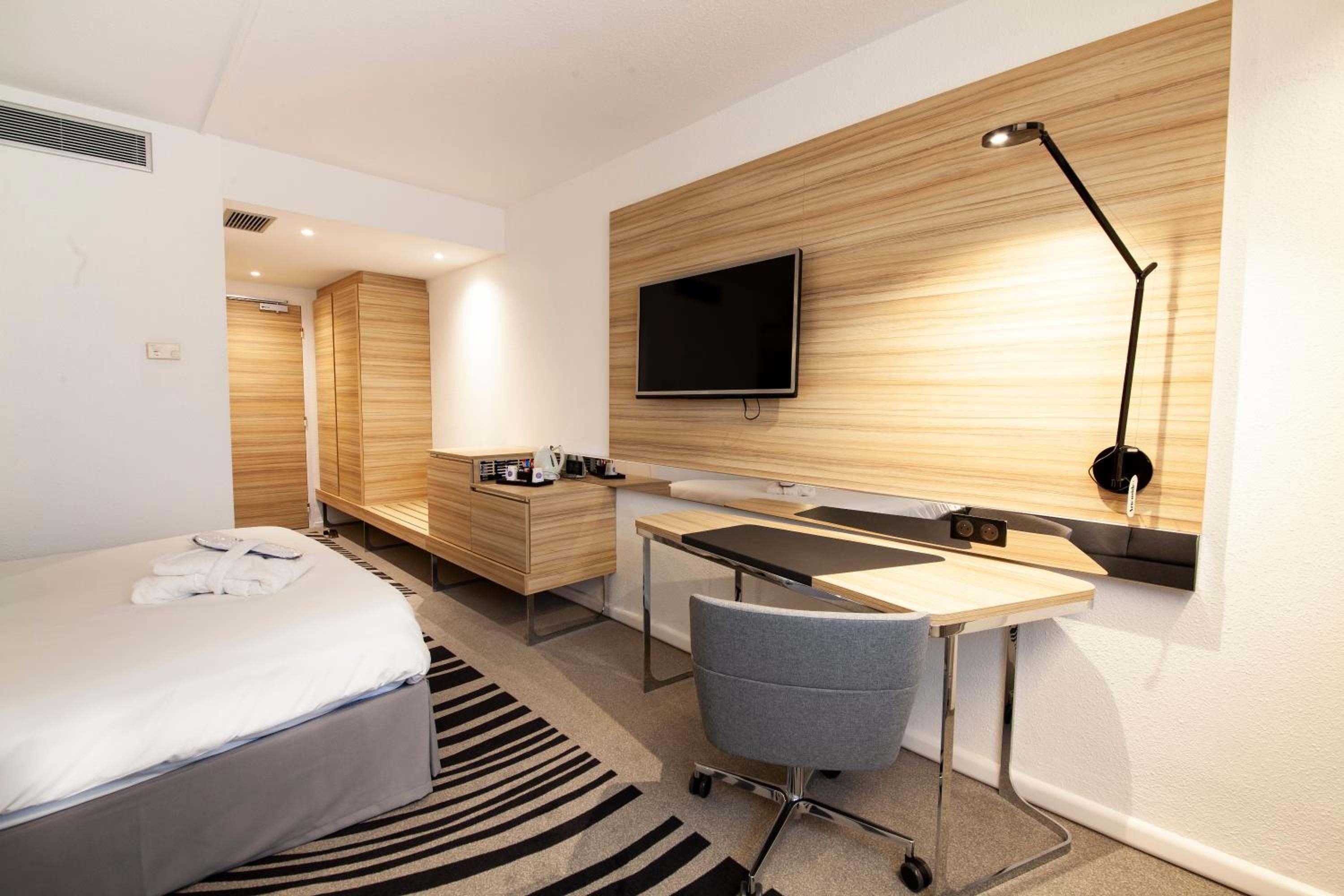 Superior Queen Room with Sofa Bed - Photo 24