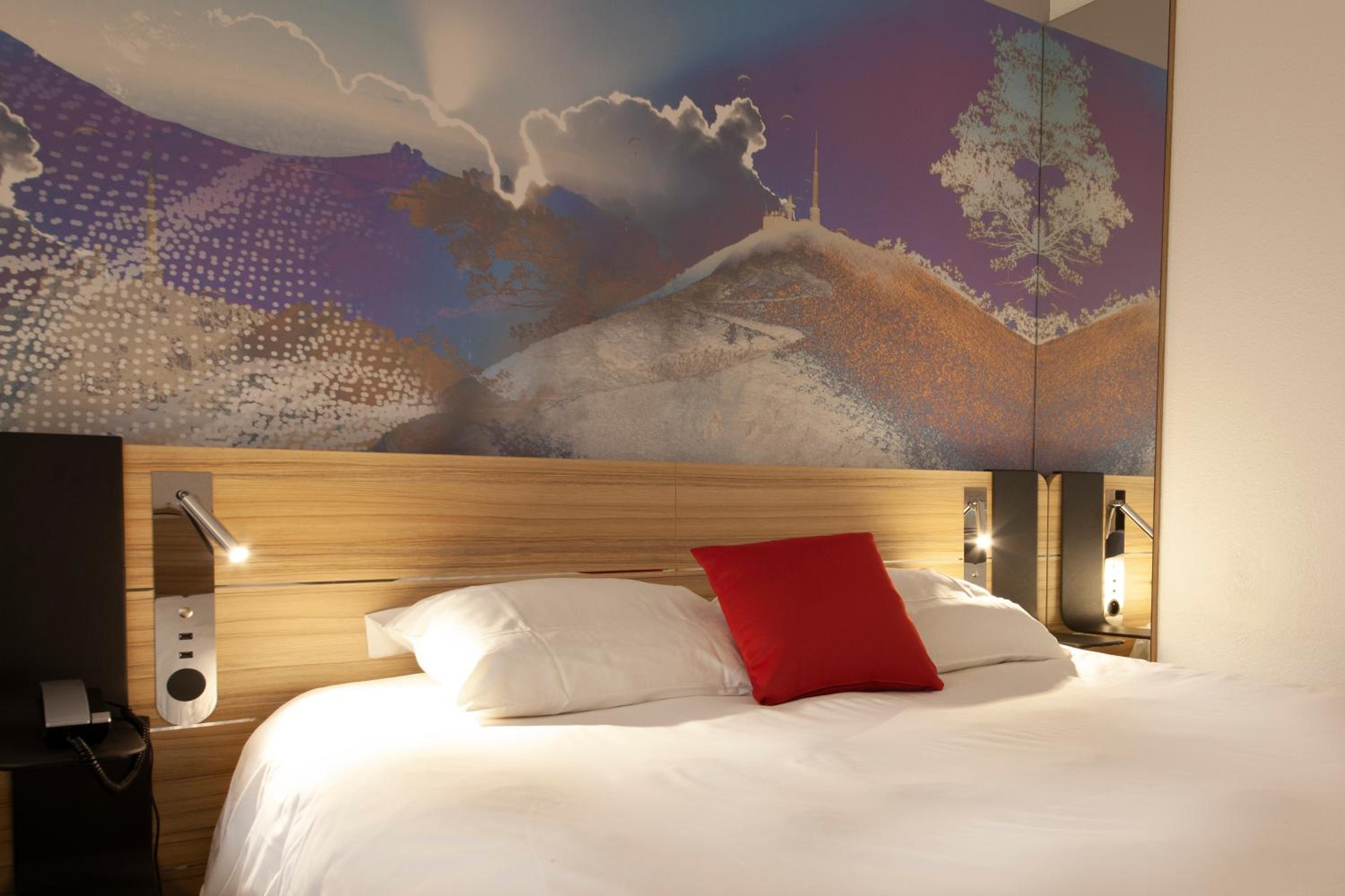 Superior Queen Room with Sofa Bed - Photo 13