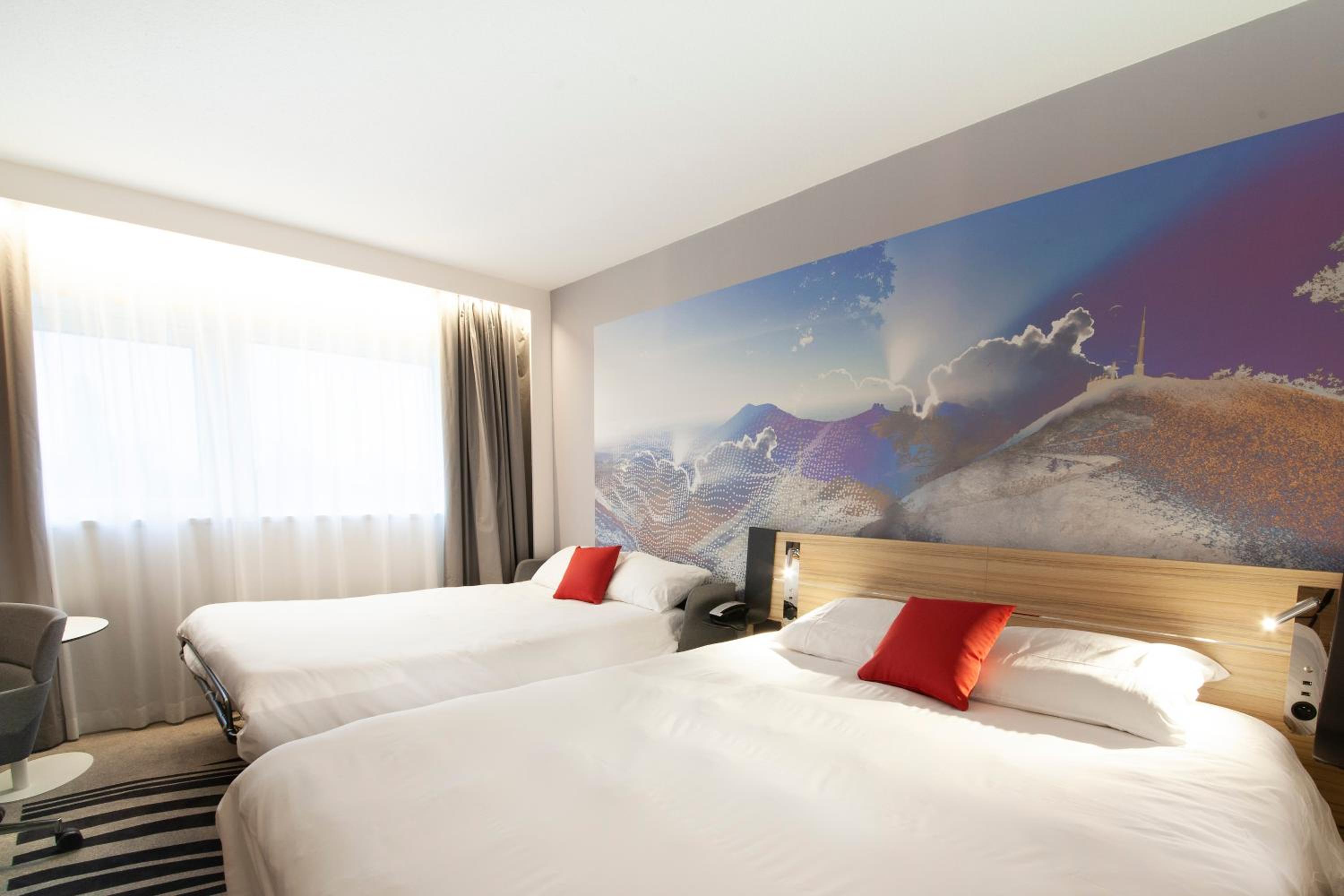 Superior Queen Room with Sofa Bed - Photo 12