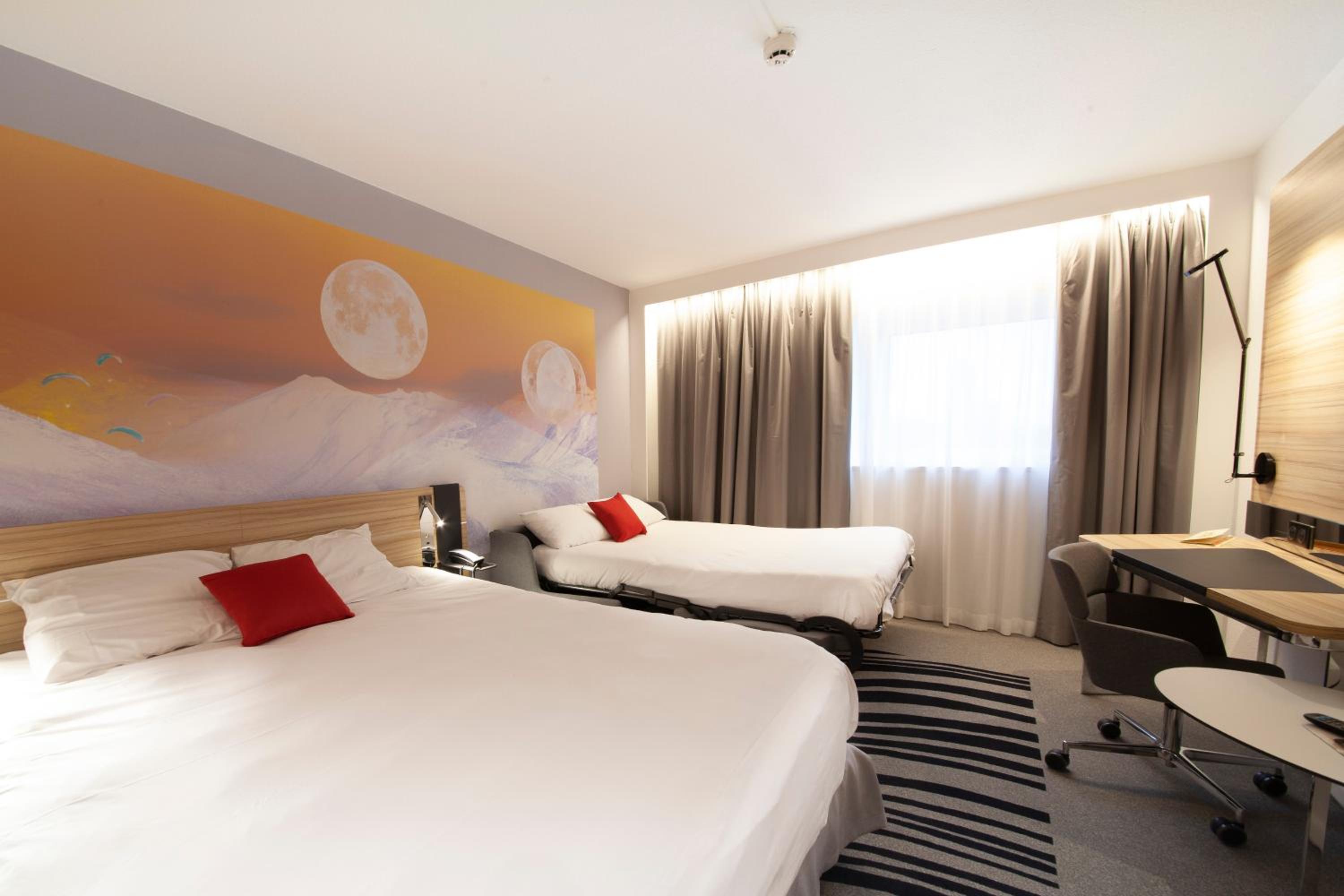 Superior Queen Room with Sofa Bed - Photo 23