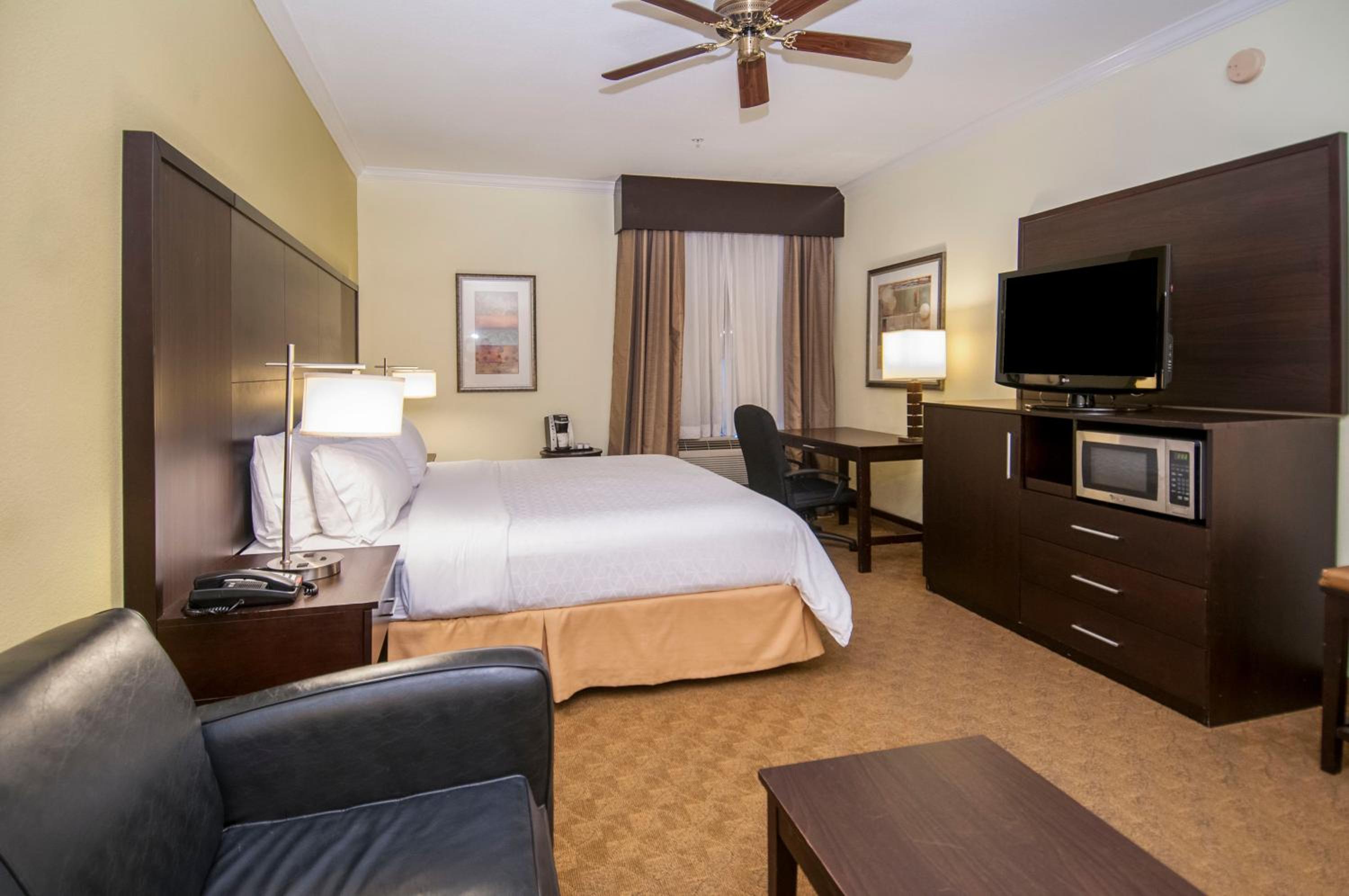 Standard King Room - Photo 3