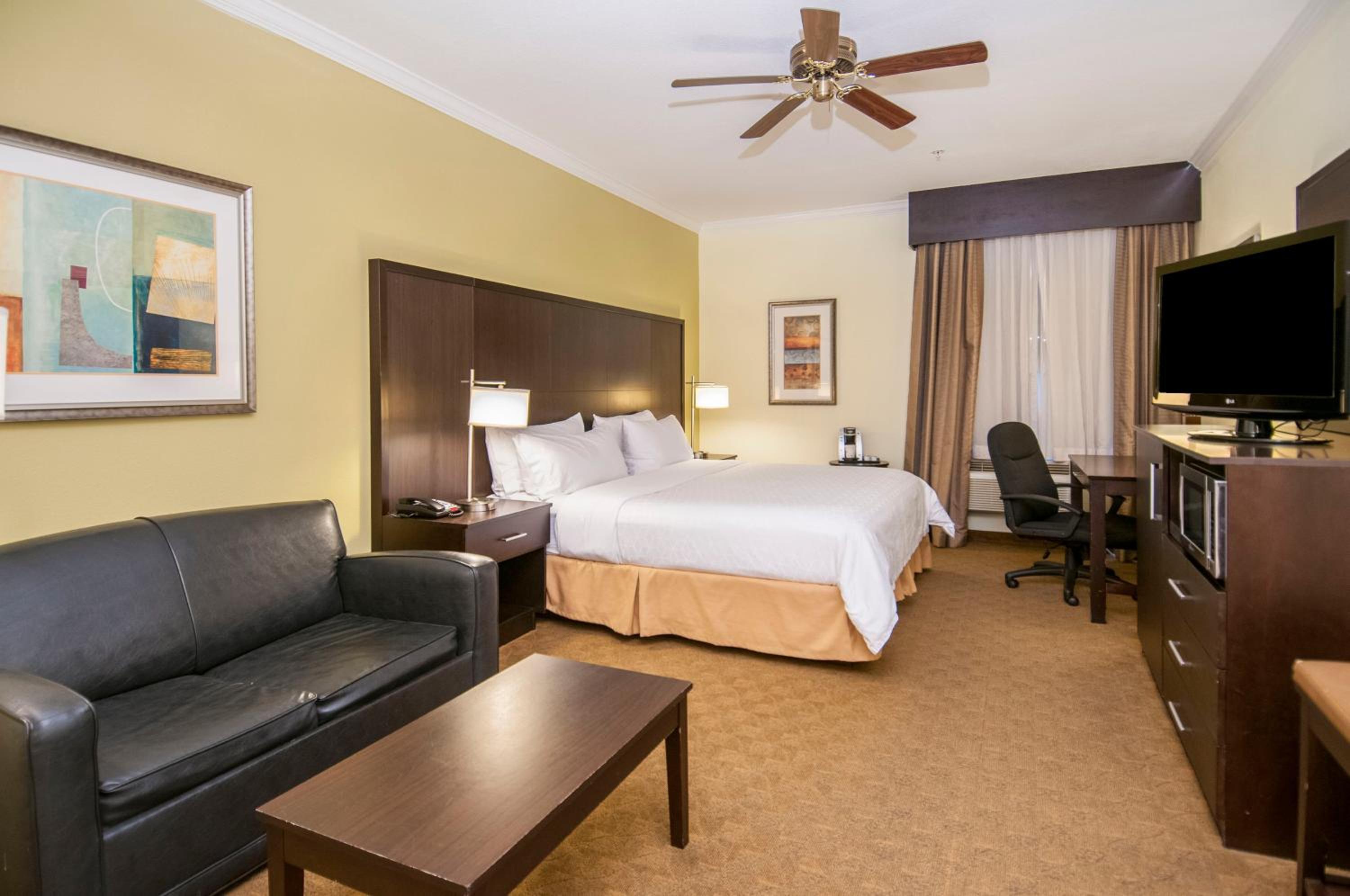 Standard King Room - Photo 6