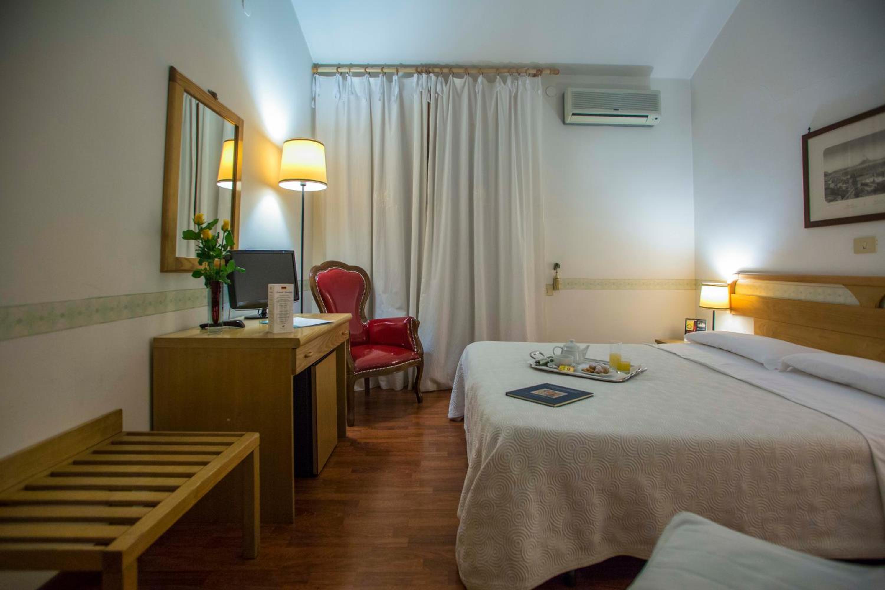 Standard Double Room - Photo 2