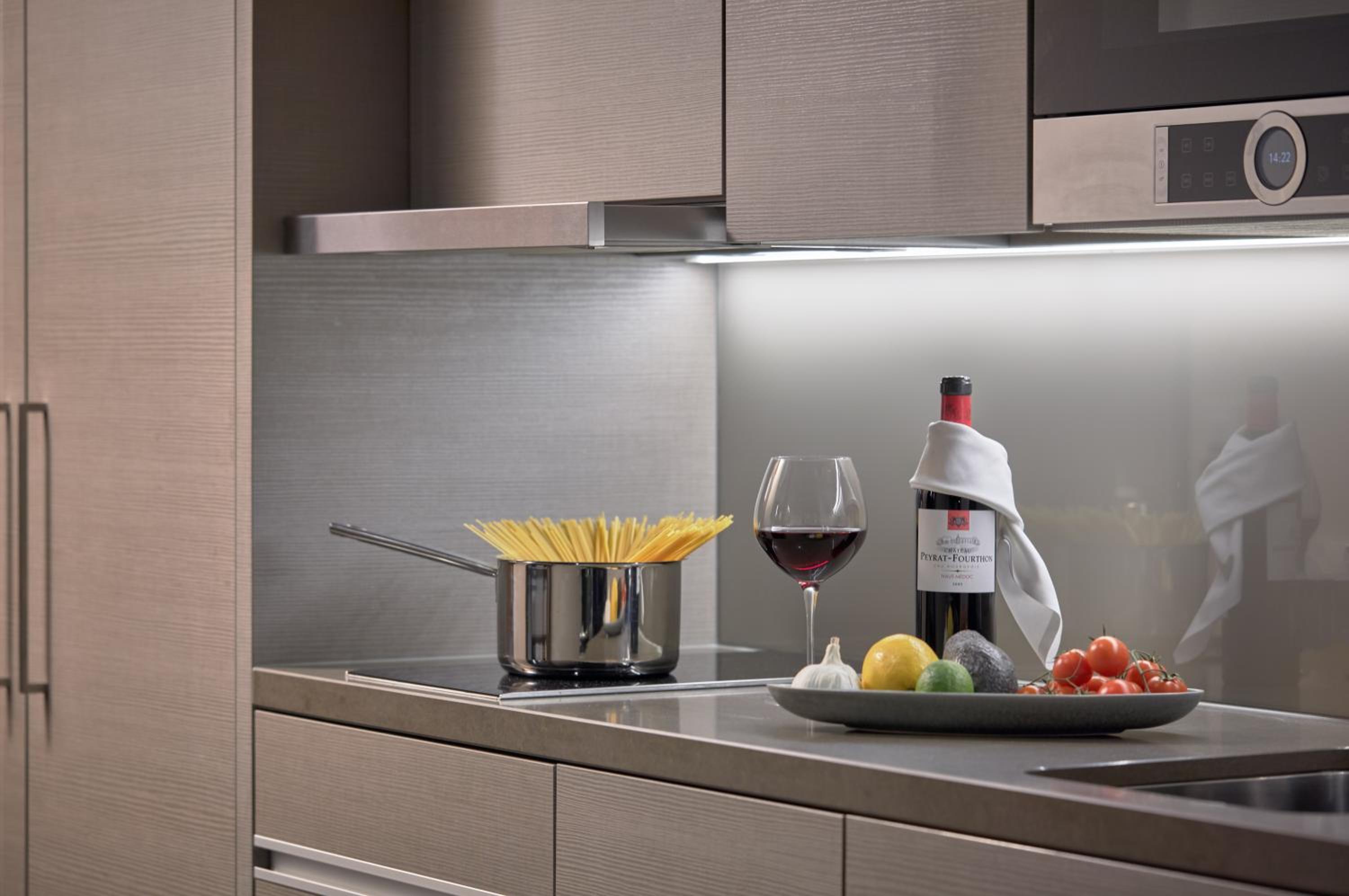 Studio Suite with Kitchenette thumbnail 5