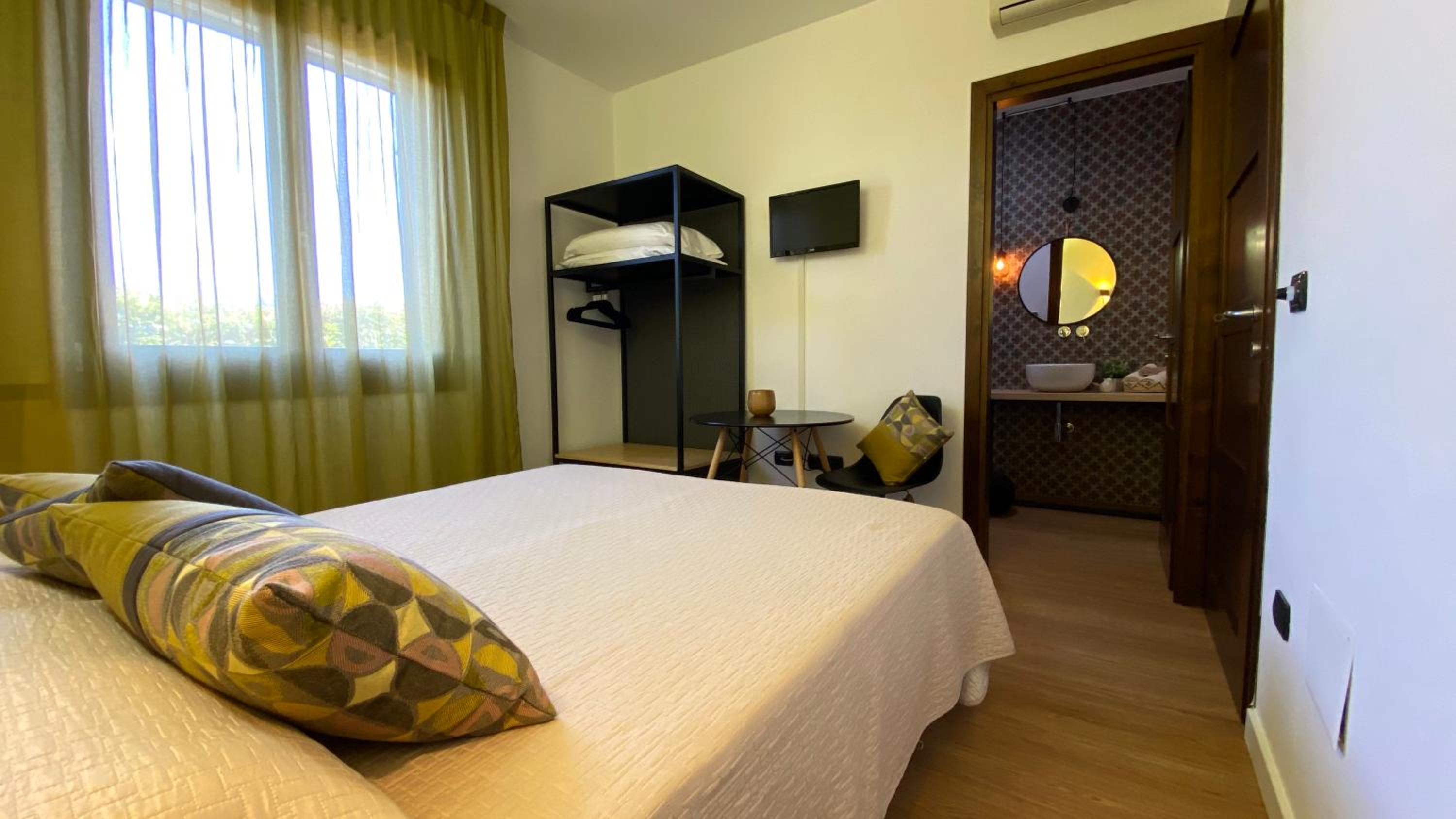 Economy Double Room - Photo 7