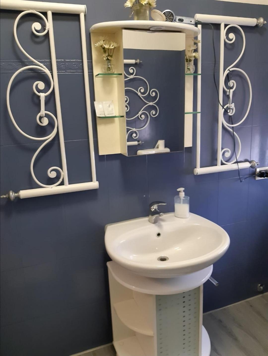 Large Double or Twin Room - Photo 3