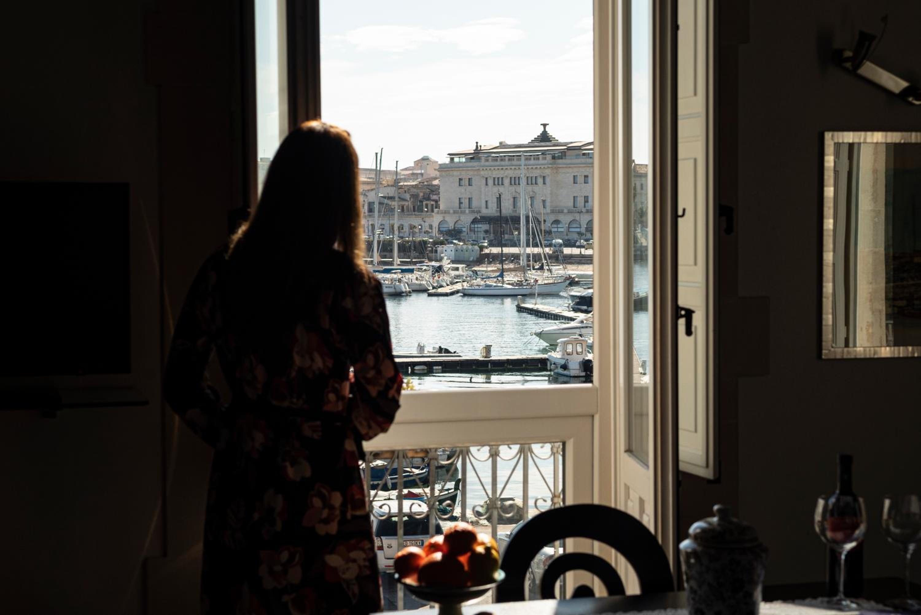 Suite with Balcony and Sea View - Photo 4