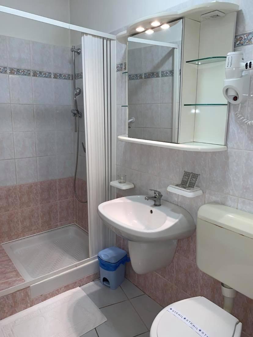 Double or Twin Room - Photo 2