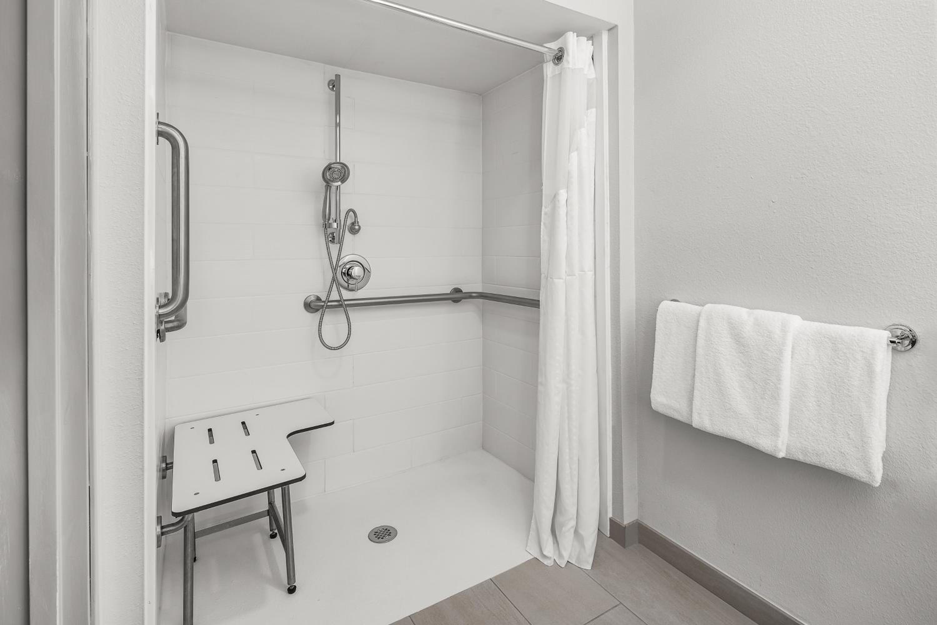 Queen Room with Two Queen Beds and Roll-In Shower - Disability Access - Photo 5