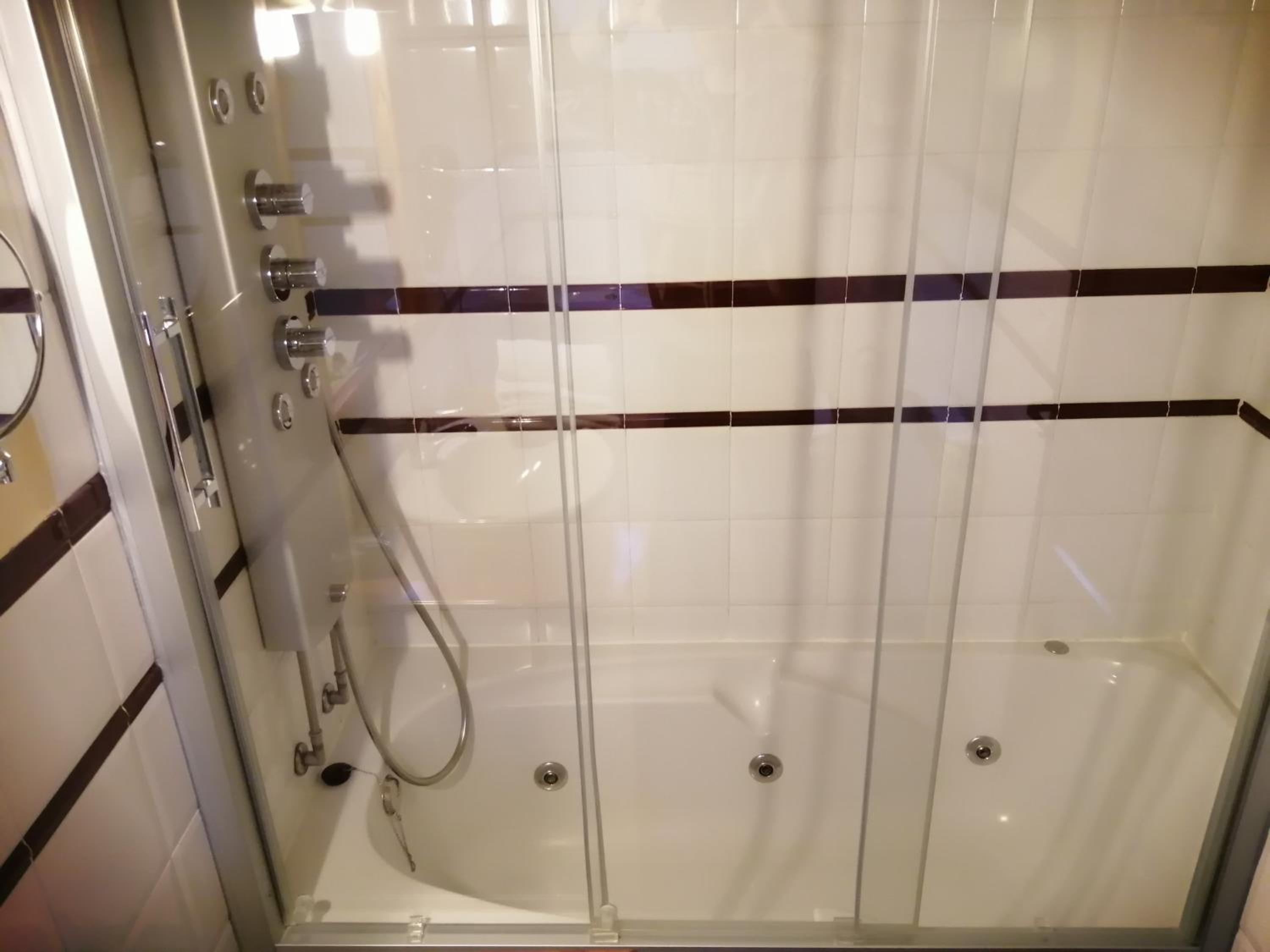 Queen Room with Spa Bath photo 3