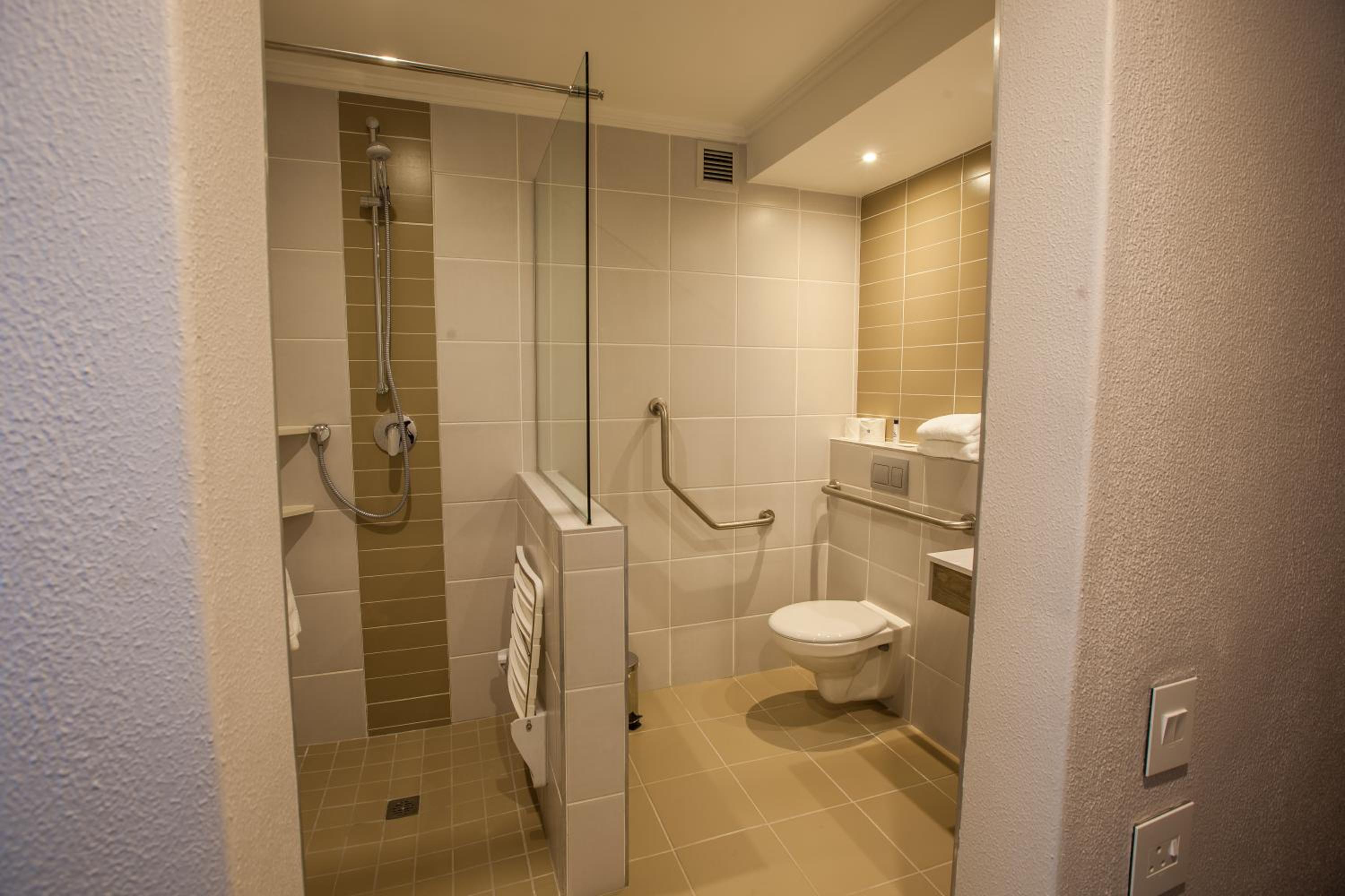 Twin Room - Disability Access photo 3
