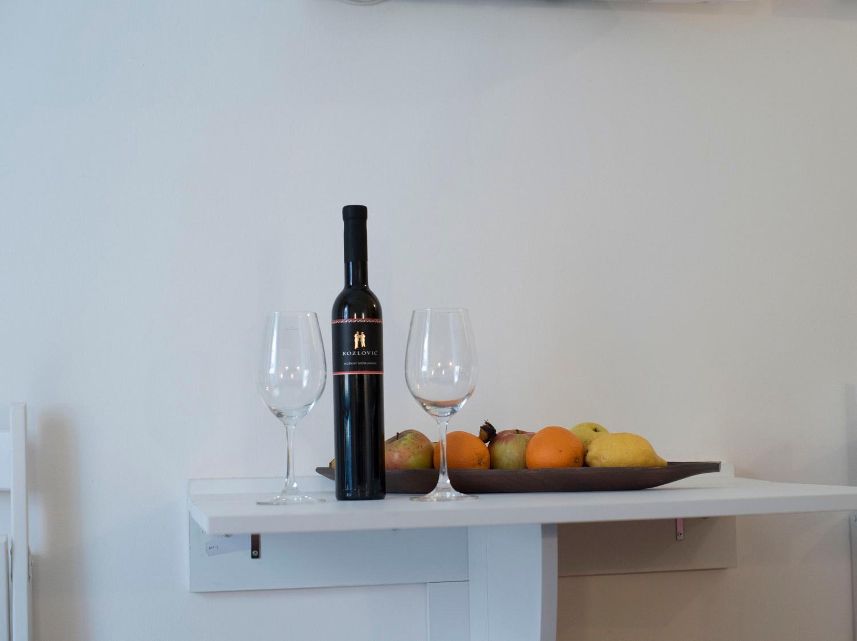 One-Bedroom Apartment - Photo 2