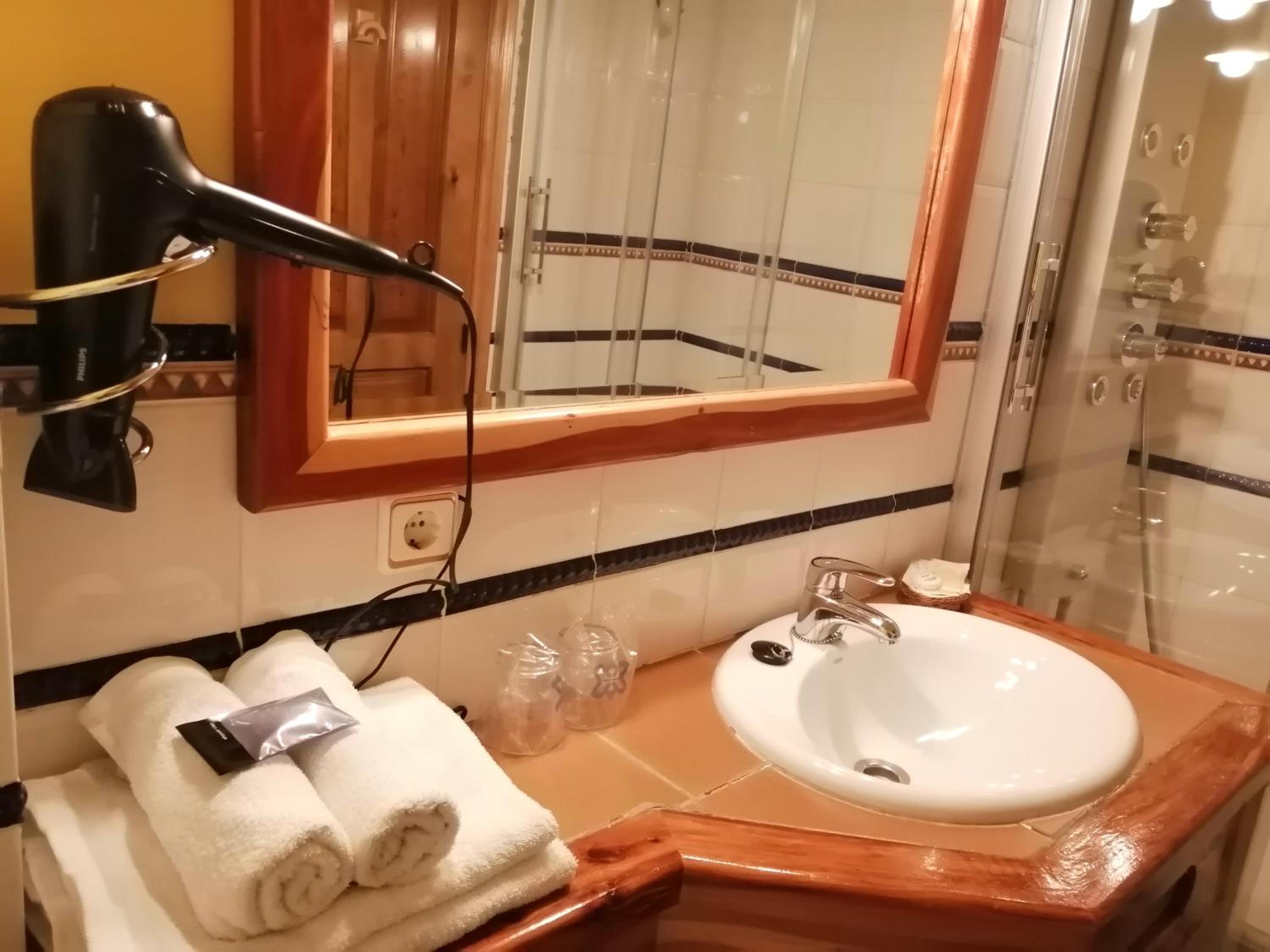 Double Room with Private Bathroom photo 3