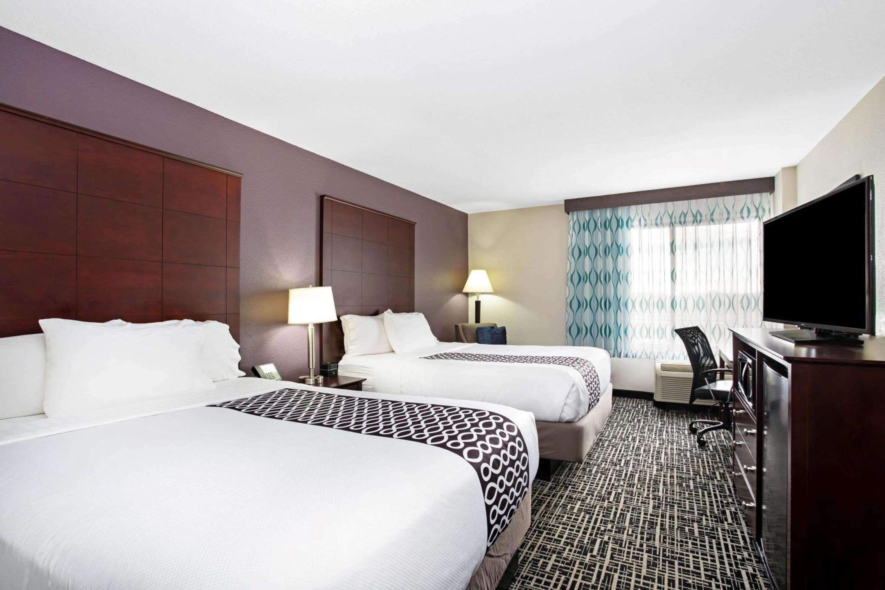 Queen Room with Two Queen Beds - Non-Smoking photo 3