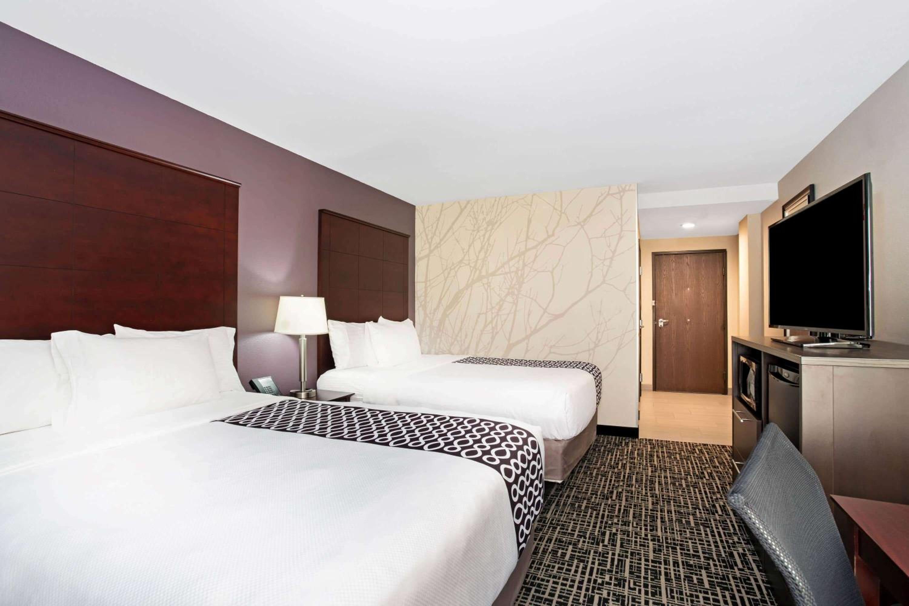 Queen Room with Two Queen Beds - Mobility Access/Non-Smoking photo 2