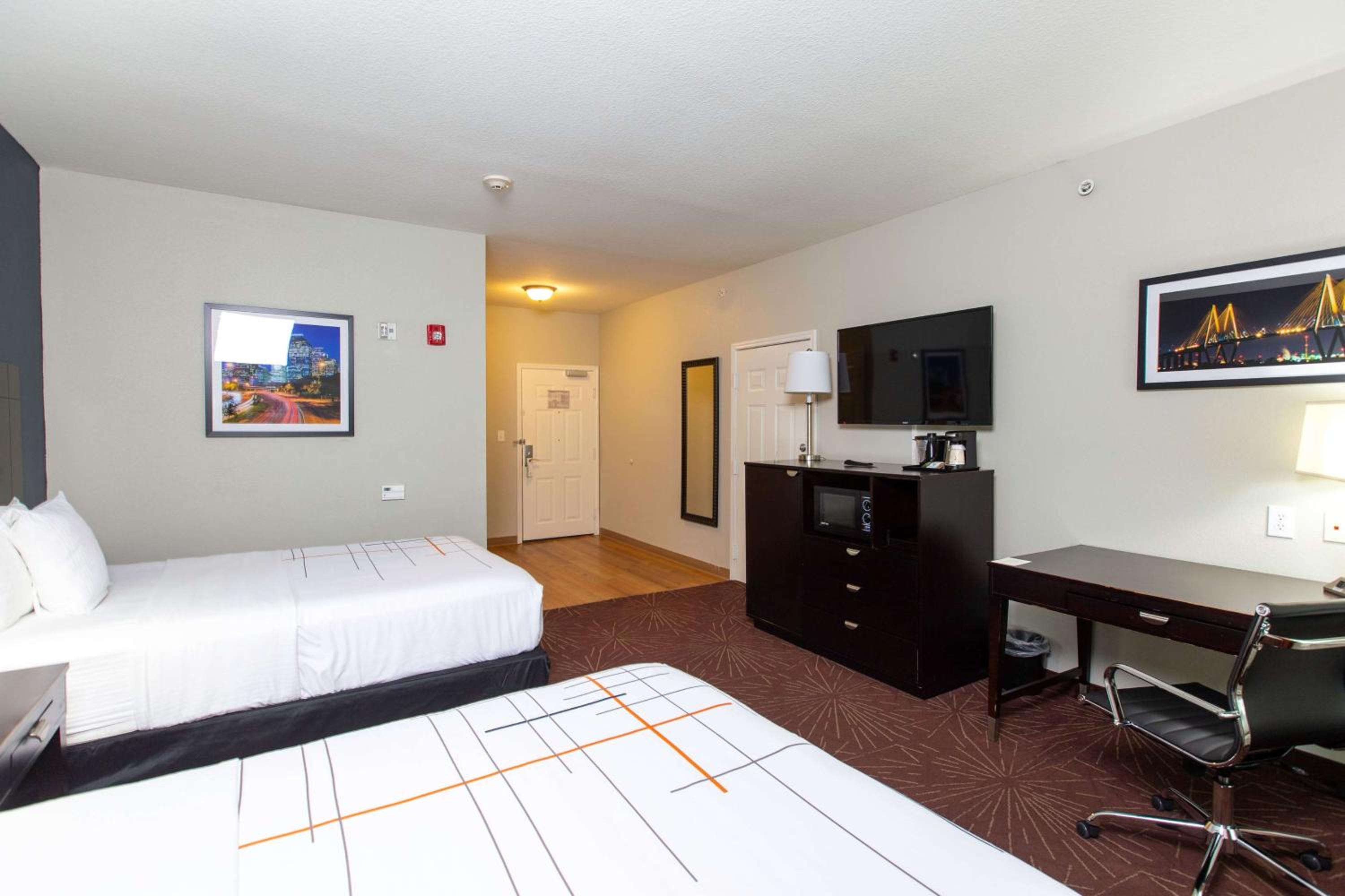Double Room with Two Double Beds and Bath Tub - Mobility/Hearing Accessible - Non-Smoking - Photo 3