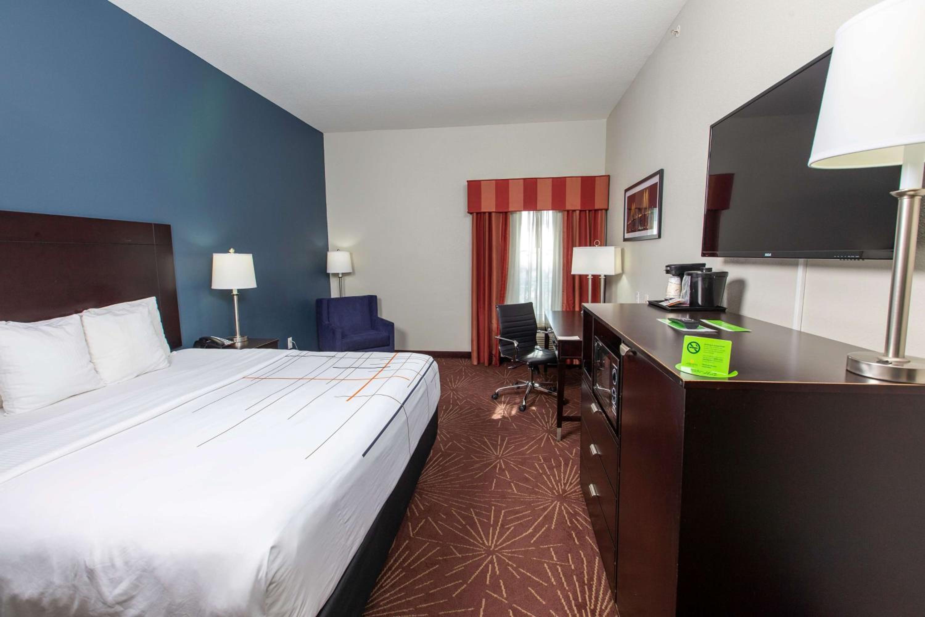King Room - Non-Smoking - Photo 3