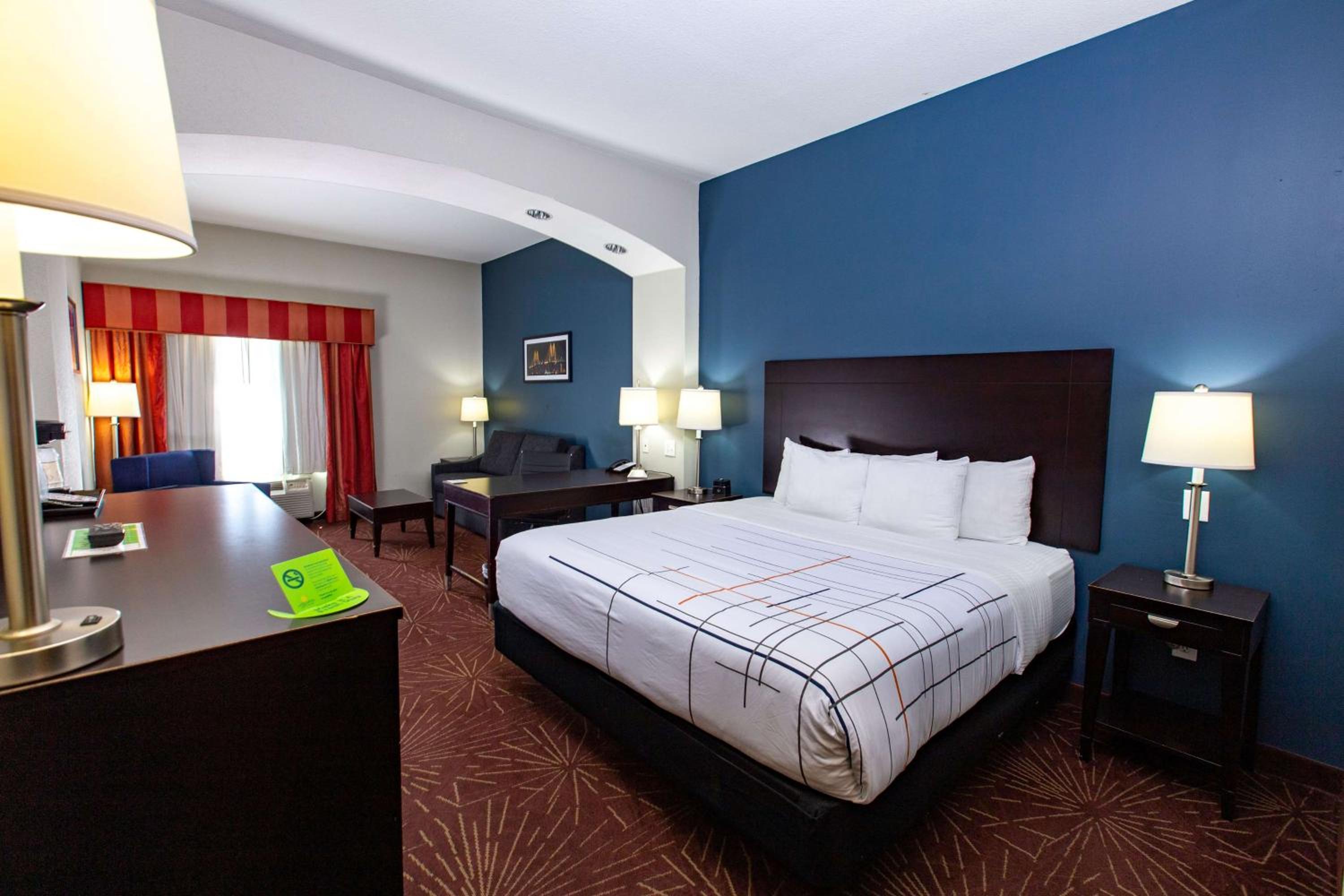 Deluxe King Room - Photo 1
