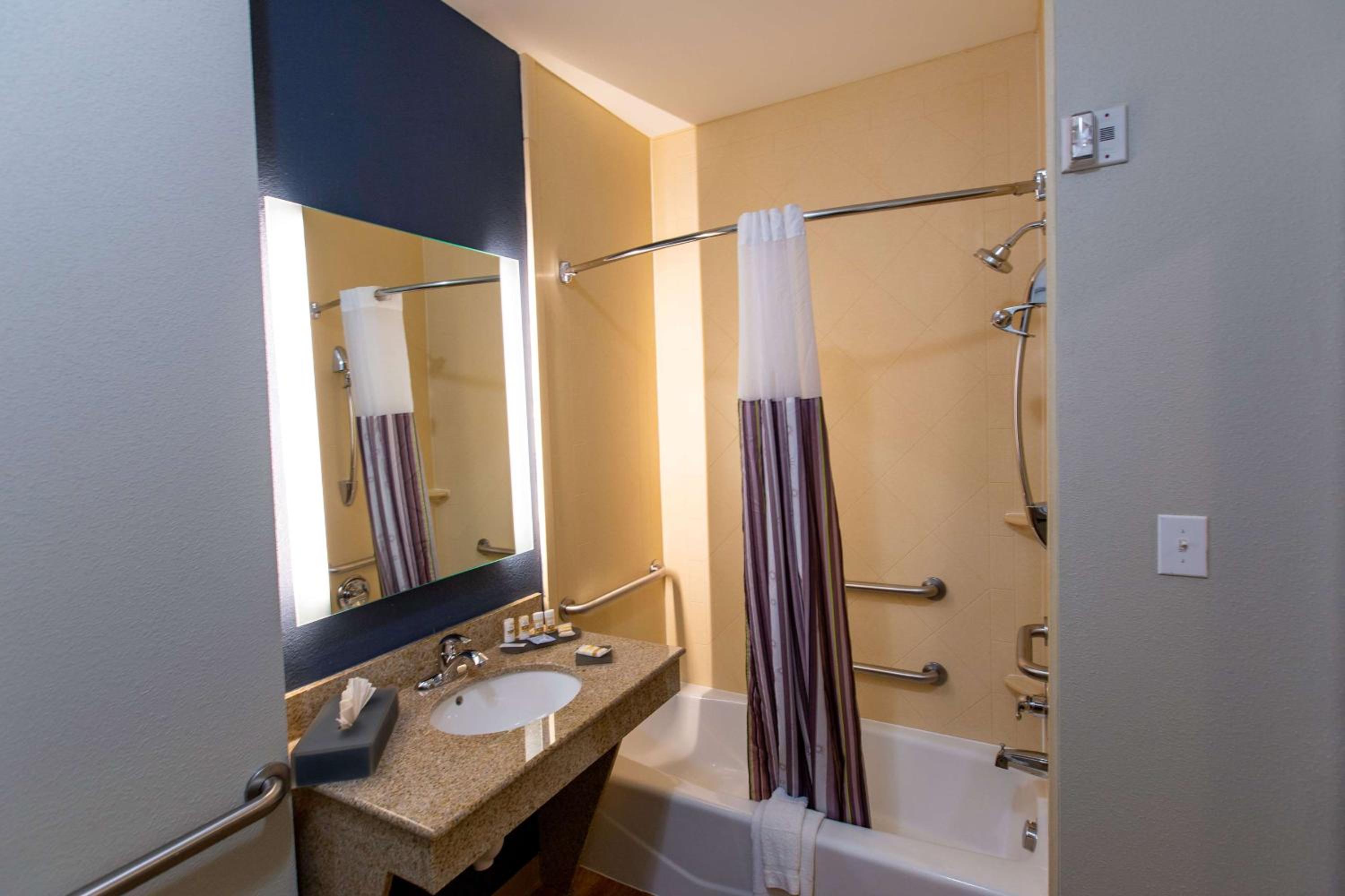 Double Room with Two Double Beds and Bath Tub - Mobility/Hearing Accessible - Non-Smoking - Photo 4