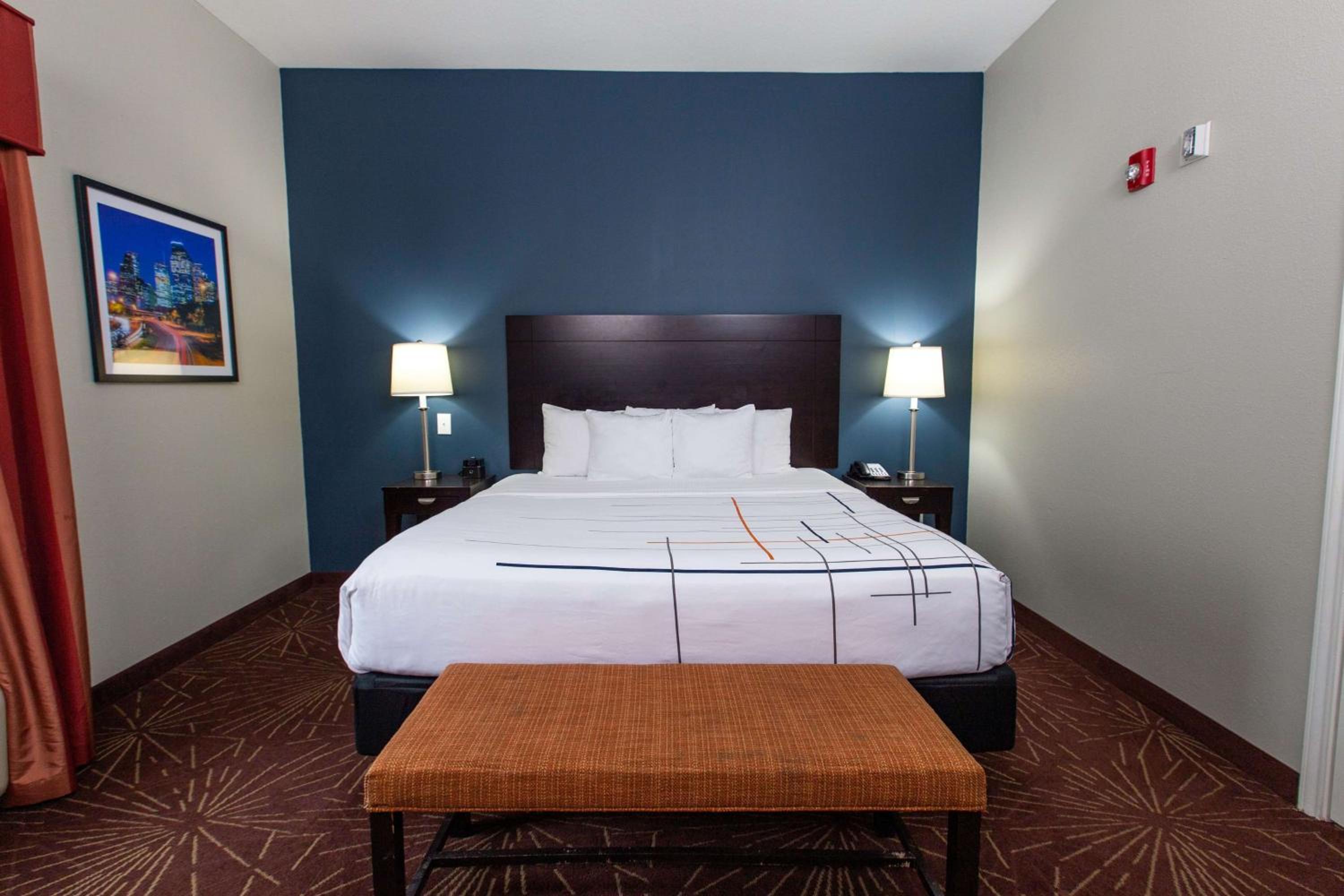 One-Bedroom King Suite with Roll-In Shower - Mobility/Hearing Accessible - Non-Smoking - Photo 2