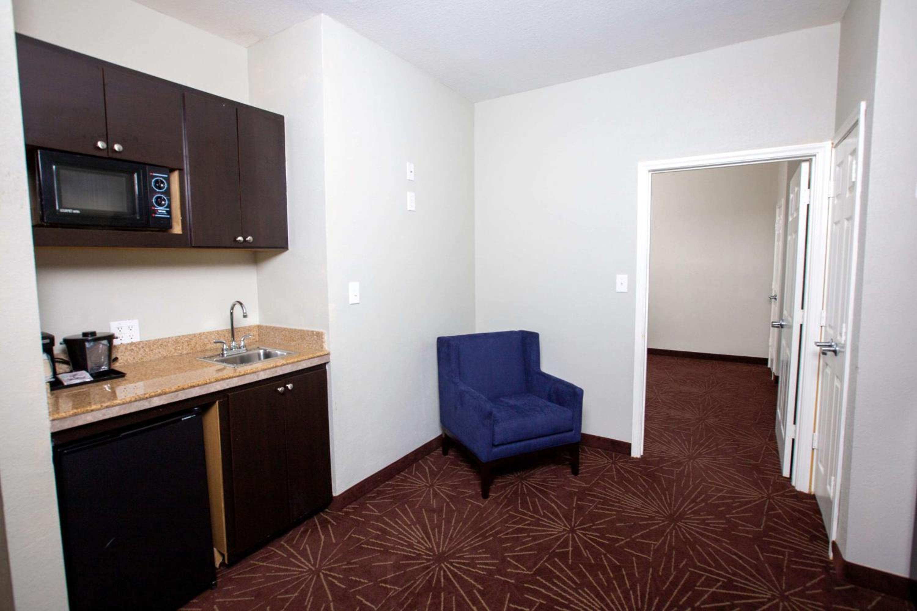 One-Bedroom King Suite - Non-Smoking - Photo 3