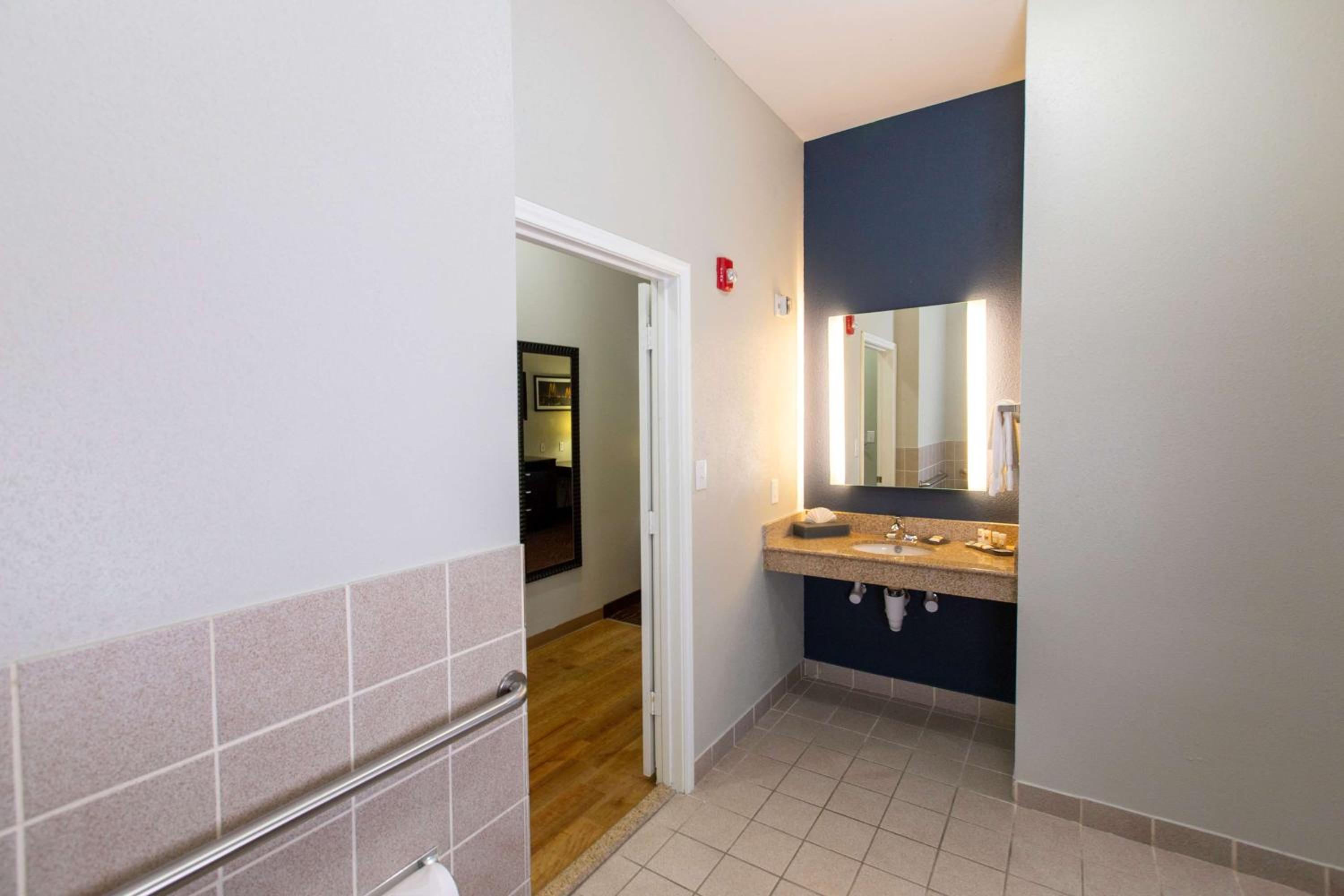 One-Bedroom King Suite with Roll-In Shower - Mobility/Hearing Accessible - Non-Smoking - Photo 4