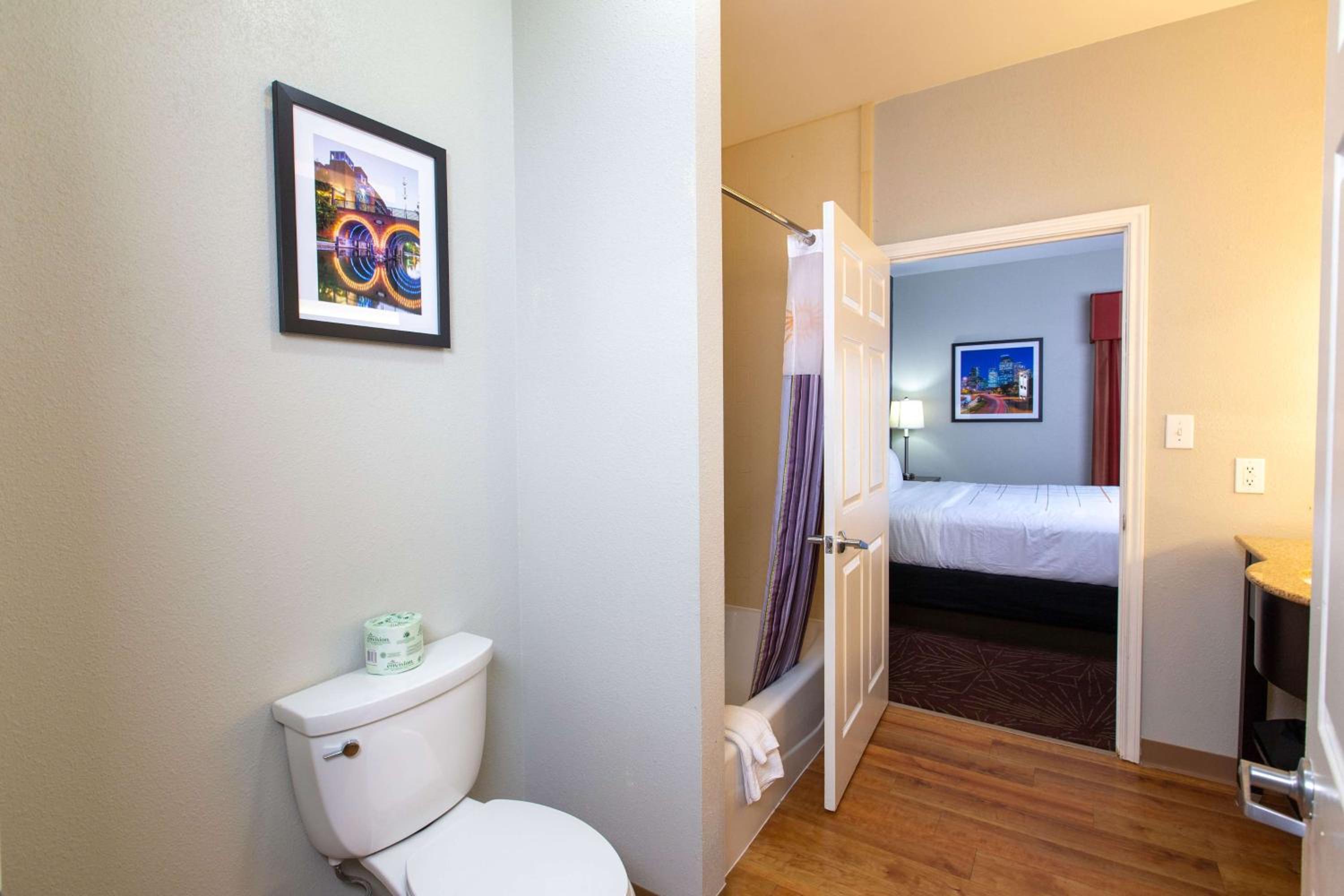 One-Bedroom King Suite - Non-Smoking - Photo 5