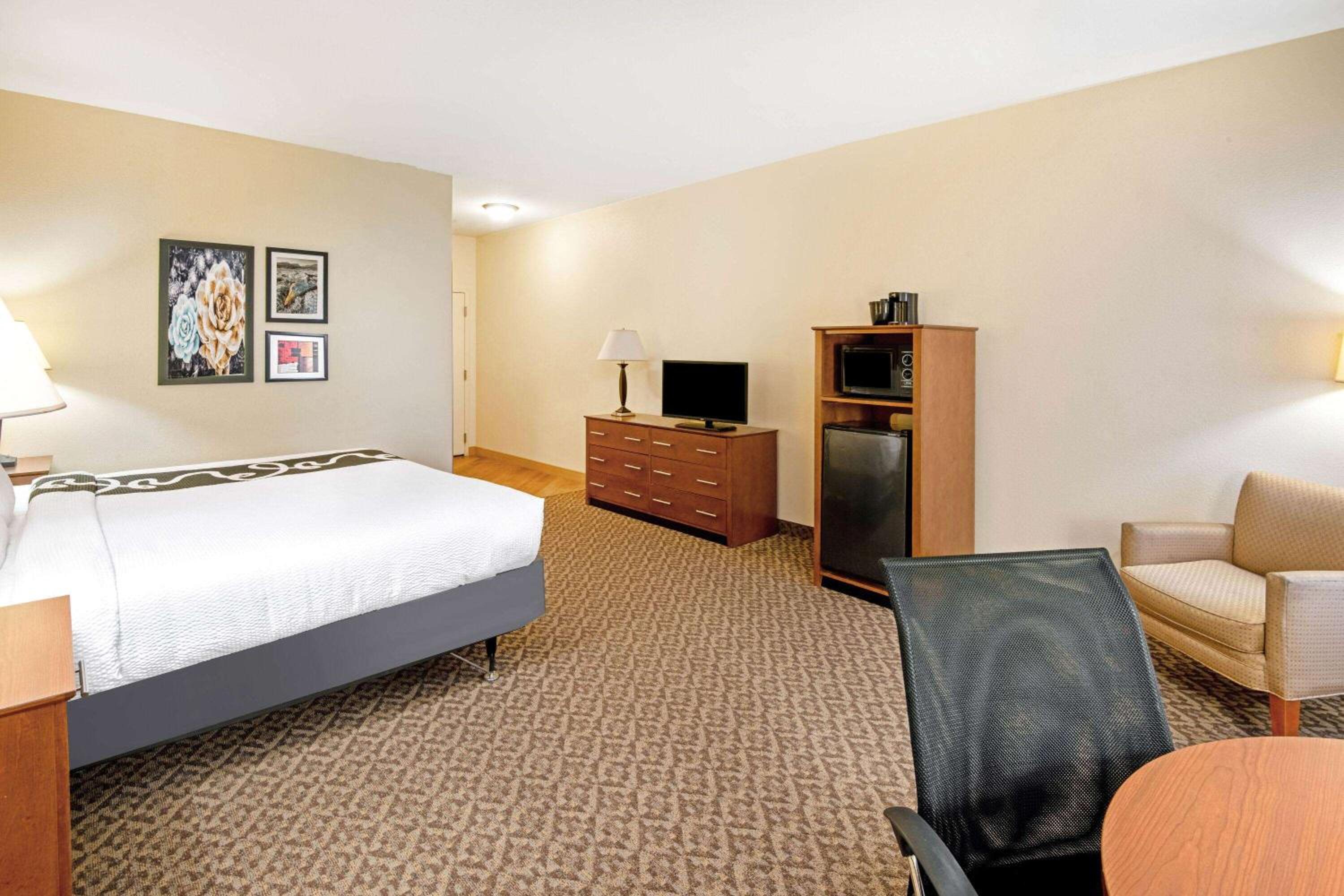 Deluxe King Room - Photo 5