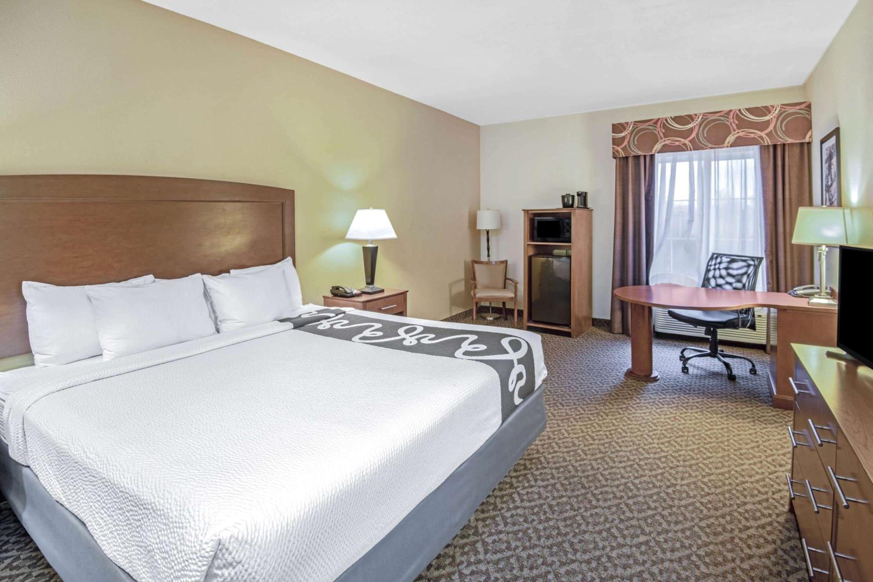 Deluxe King Room - Photo 3