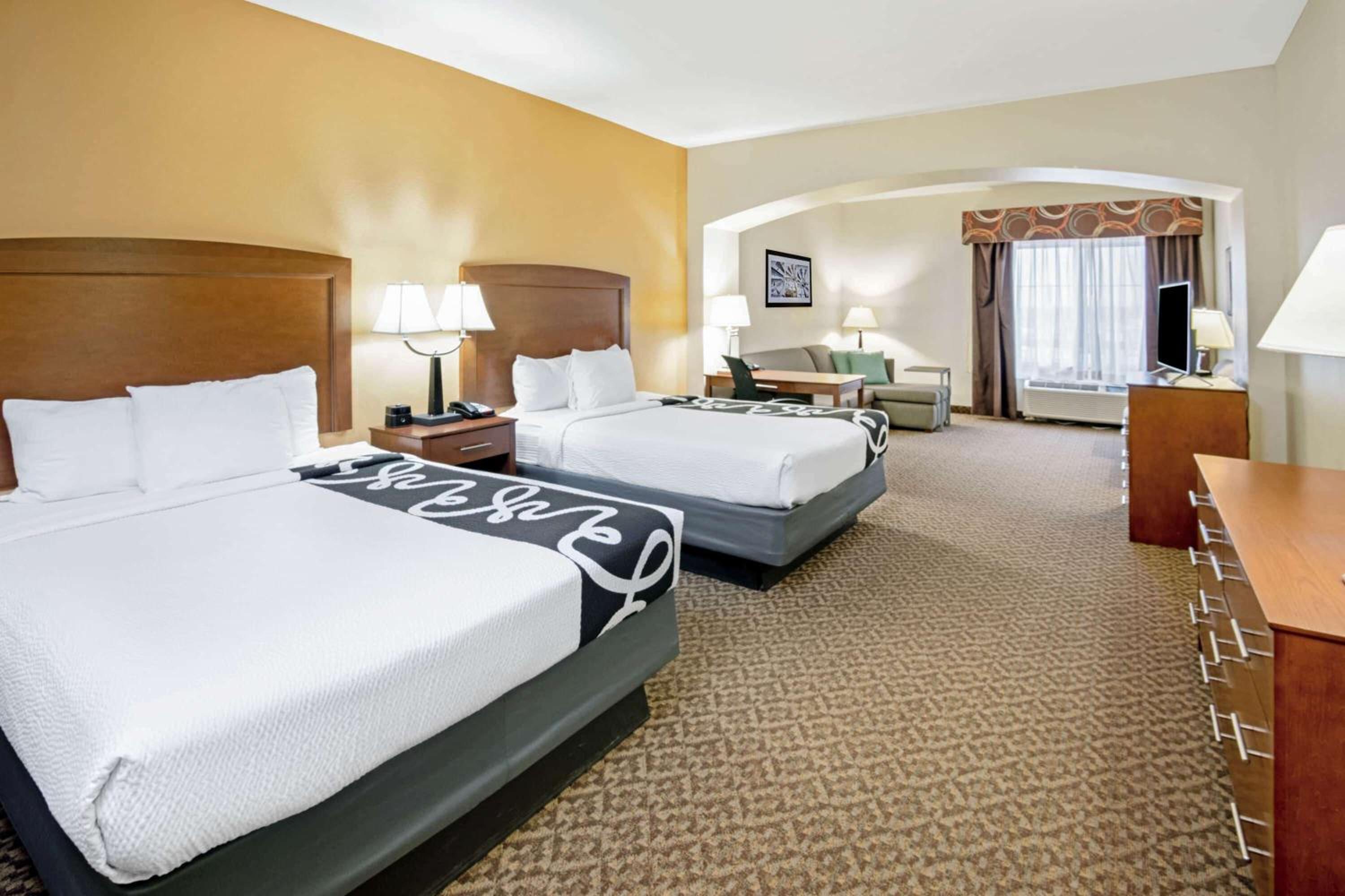 Deluxe Suite with Two Queen Beds - Non-Smoking - Photo 2