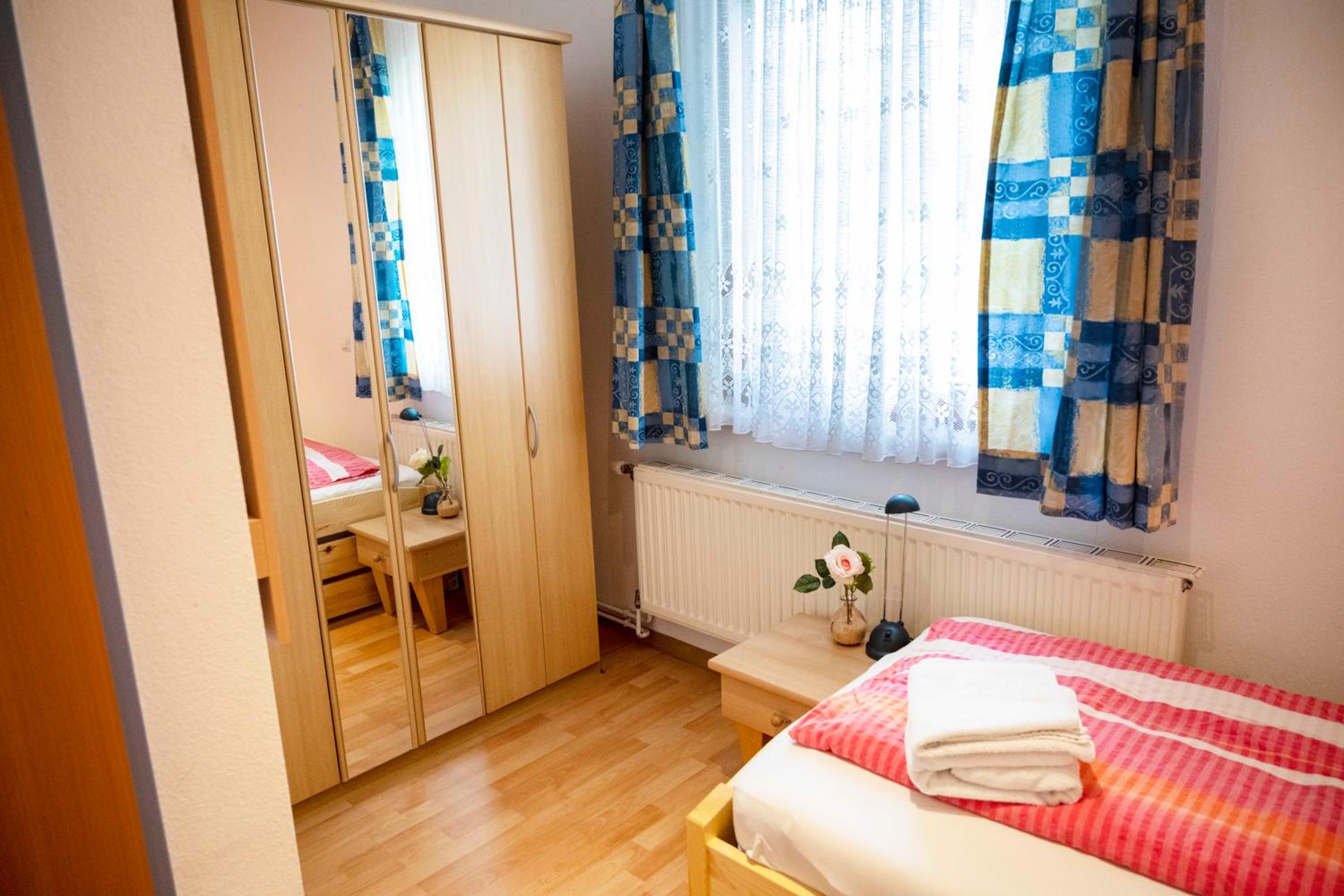 Budget Double Room - Photo 2