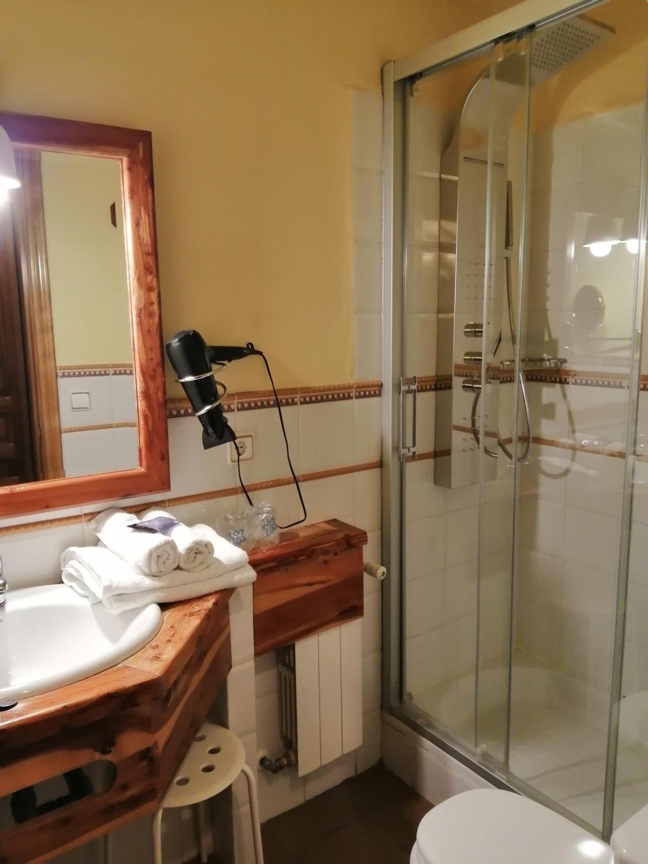 Twin Room with Private Bathroom photo 2