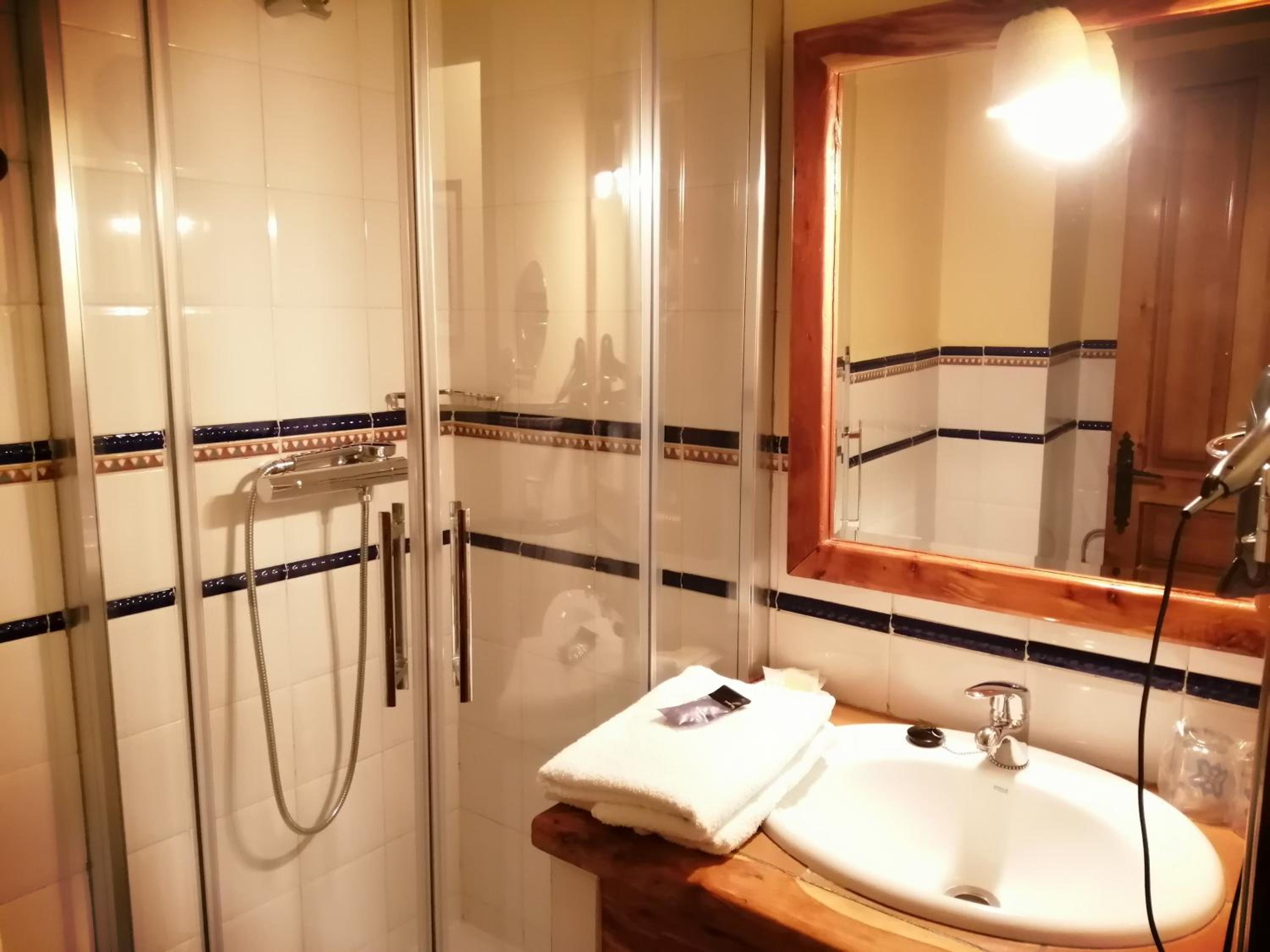 Habitación Doble con Baño Privado
