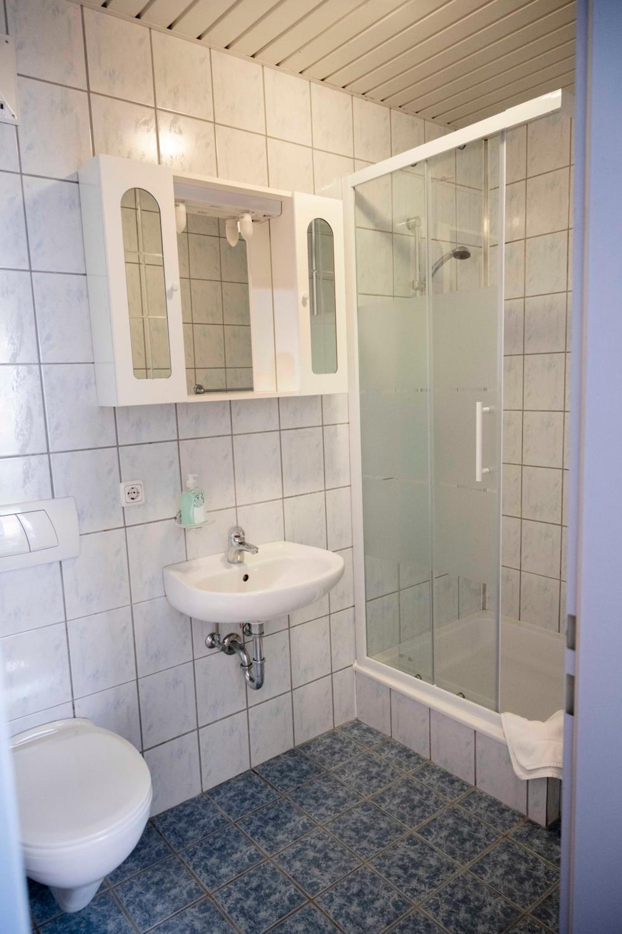 Economy Quadruple Room - Photo 6