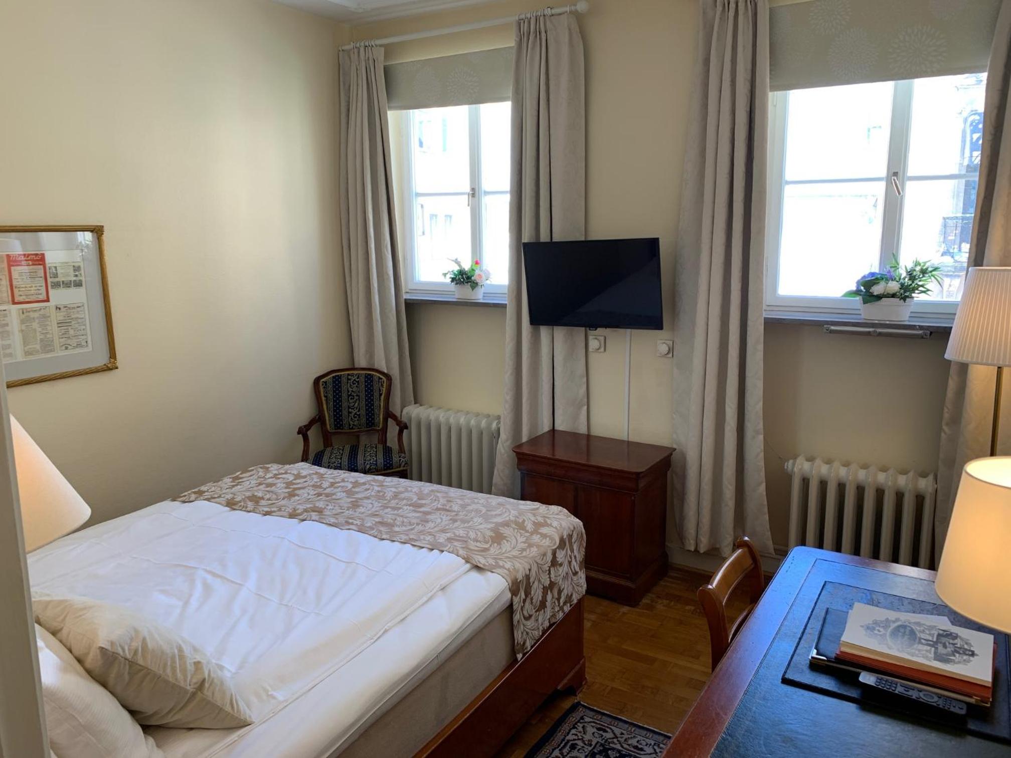 Small Double Room (55 in bed) - Photo 3