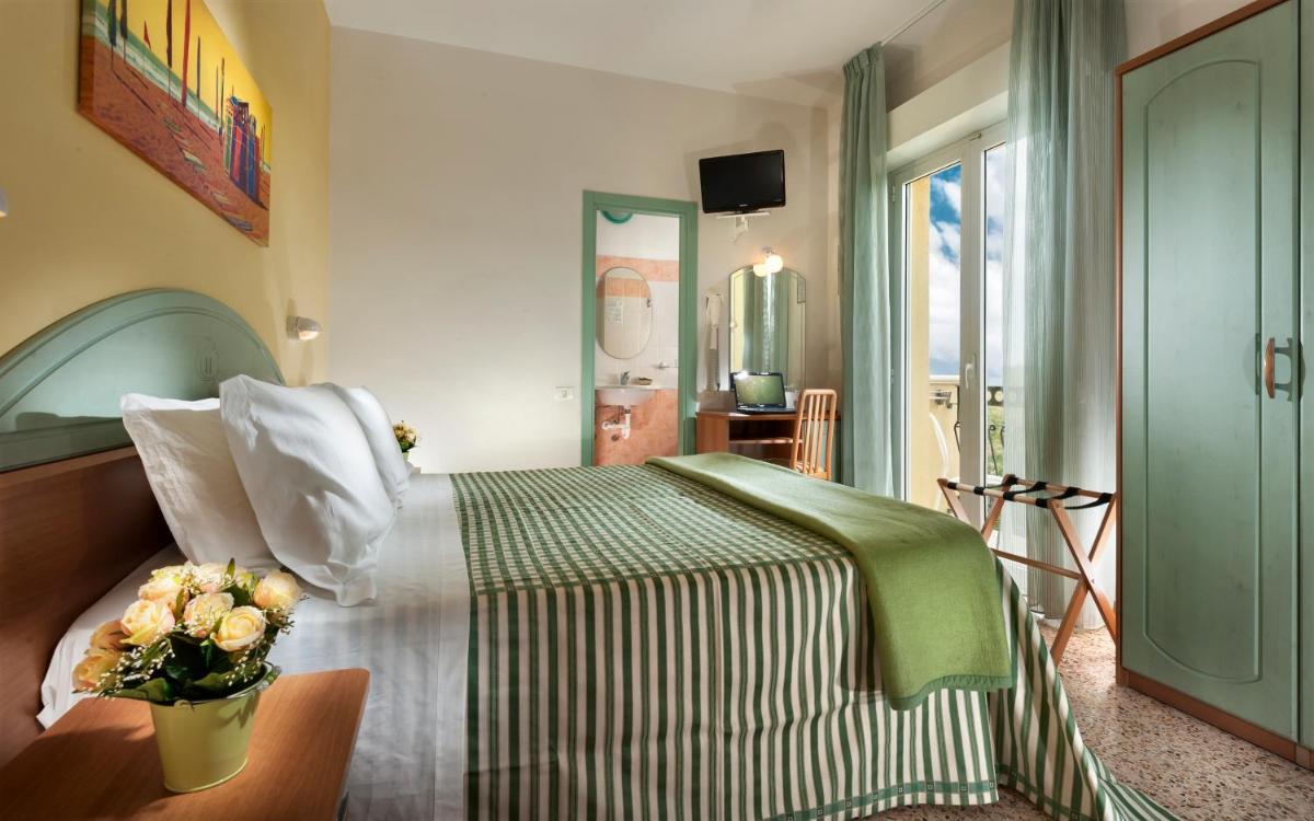 Quadruple Room with Balcony - Photo 2
