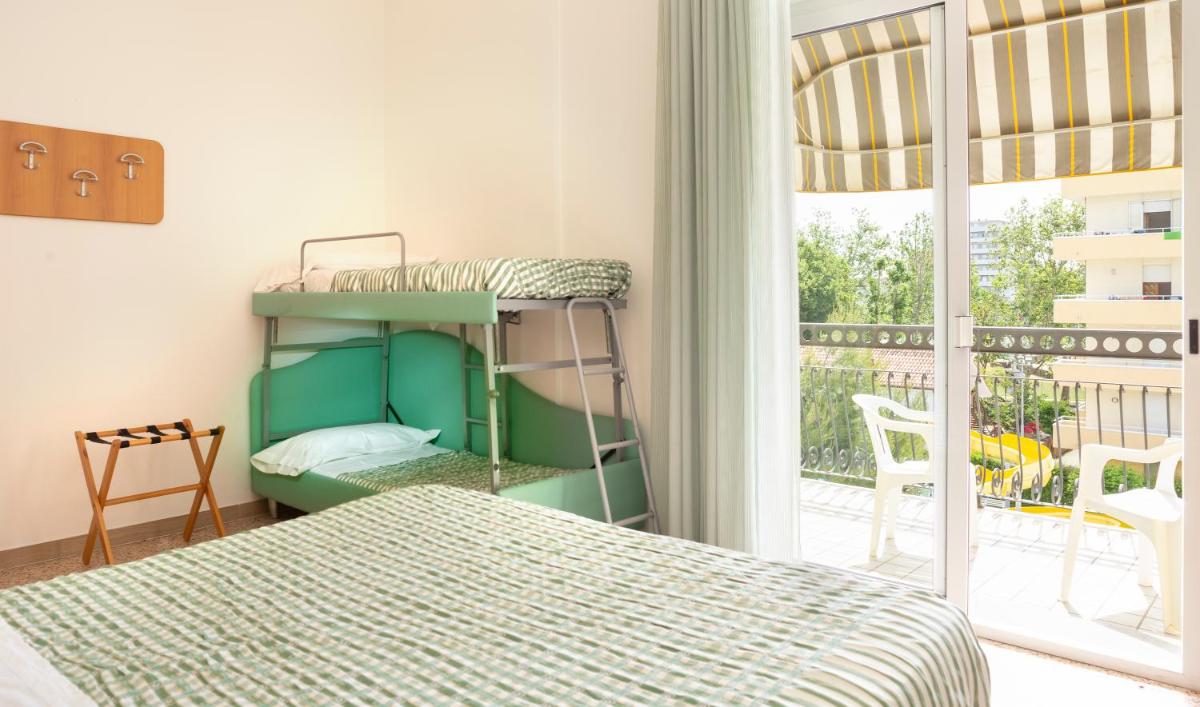 Quadruple Room with Balcony - Photo 3