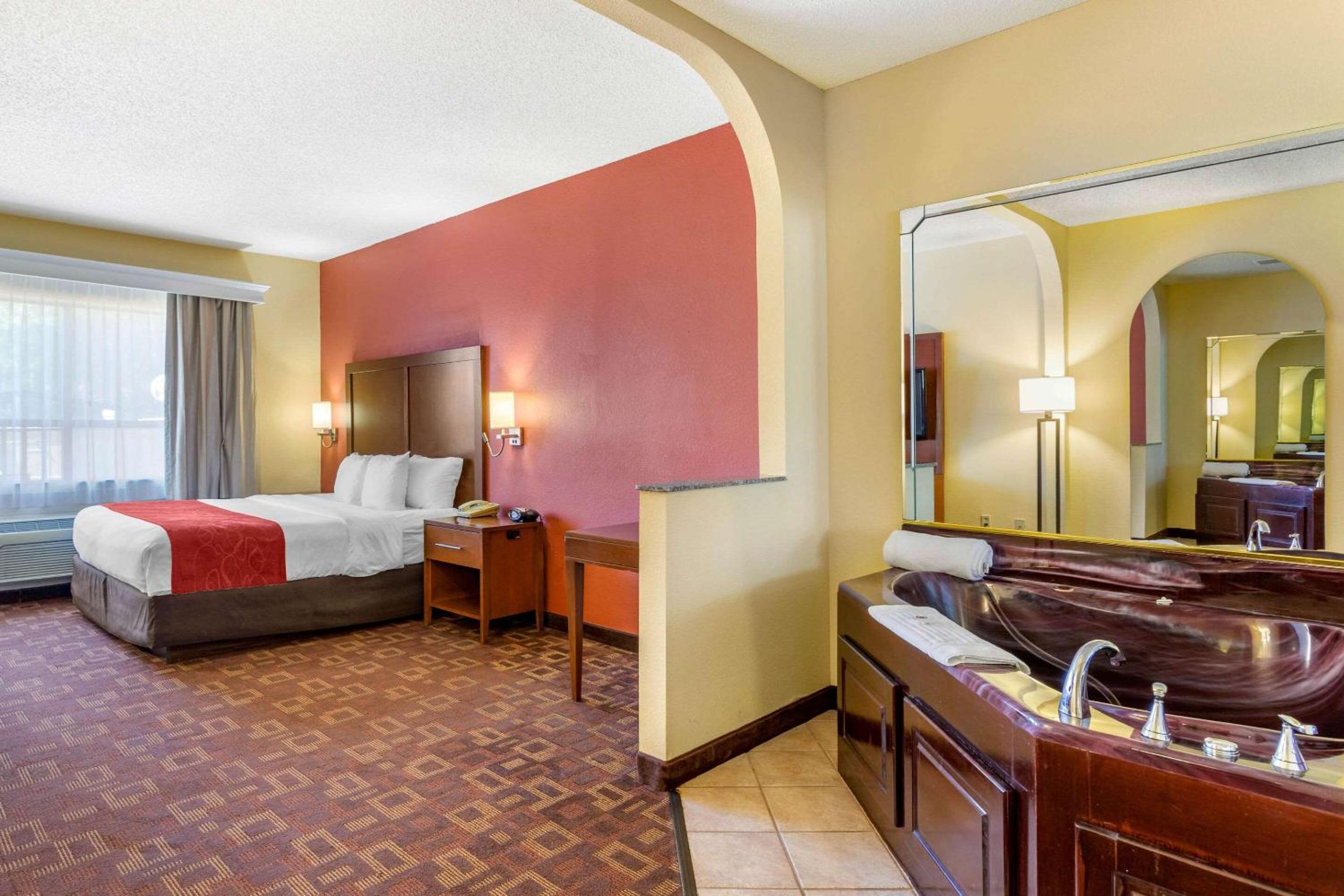 King Suite With Whirlpool - Non-Smoking