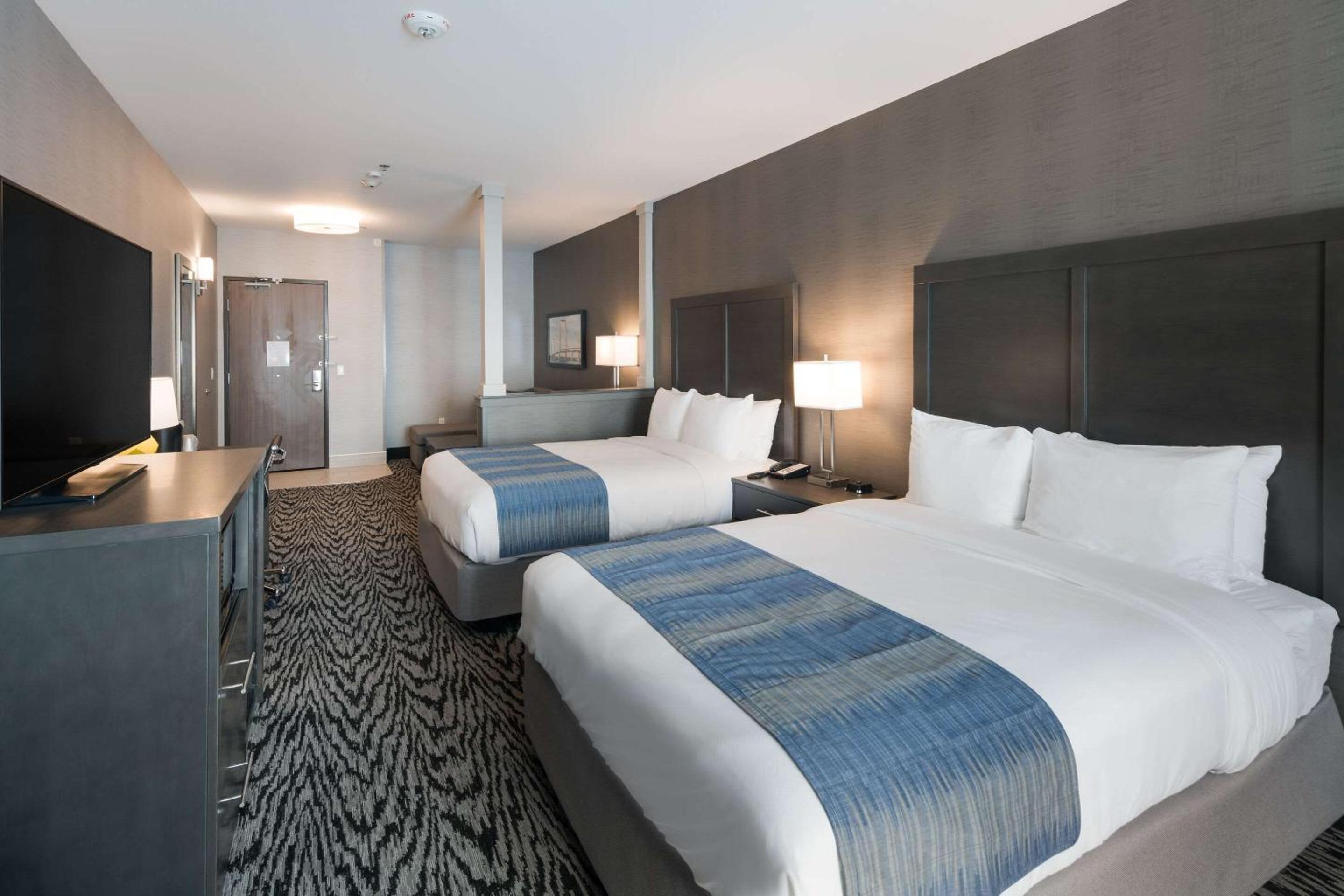 Queen Suite with Two Queen Beds - Accessible/Non-Smoking - Photo 2